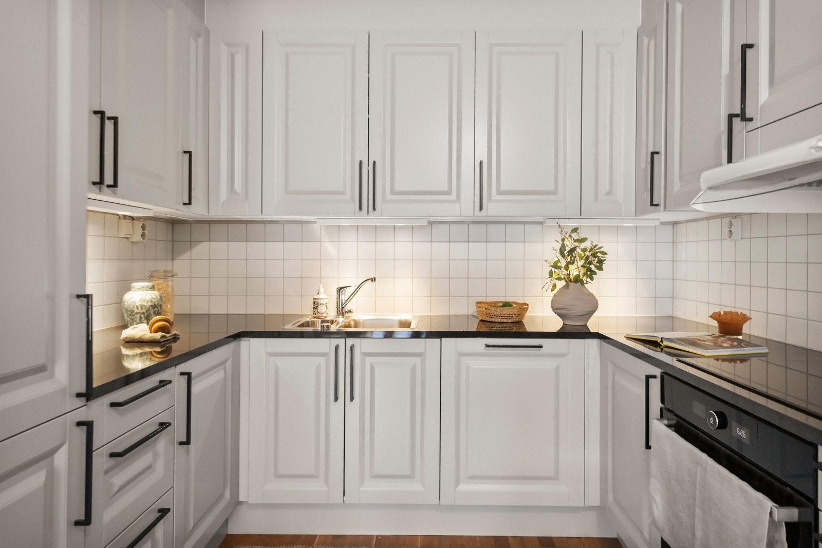 Stilren kjøkkeninnredning med profilerte fronter og benkeplaten av laminat Galleribilde