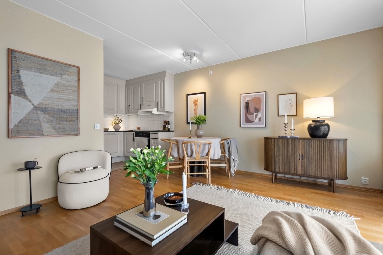 Innvendige gulv er belagt med trestavs parkett Galleribilde