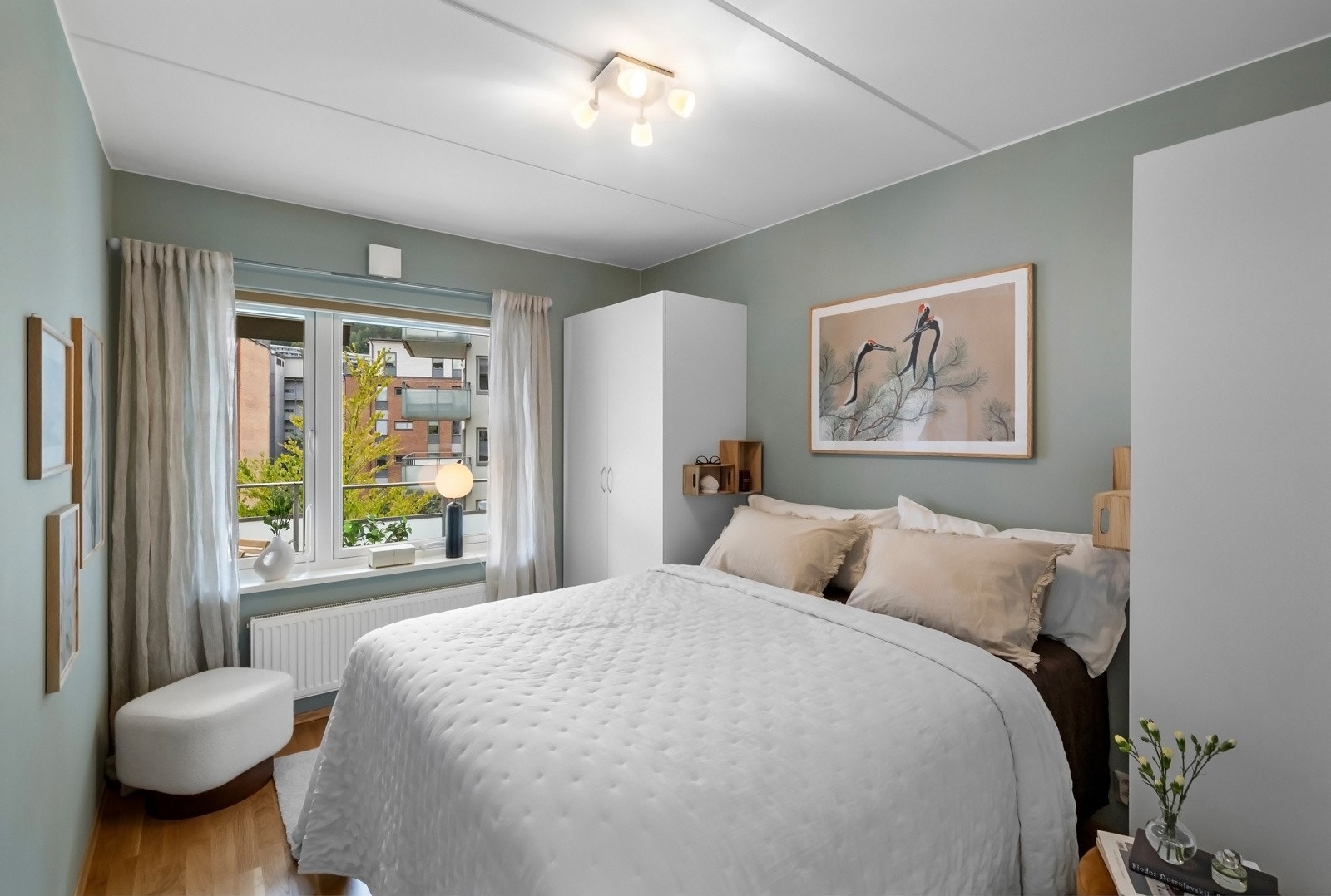 Hovedsoverom med plass til dobbeltseng. Garderobeskap på begge sider av sengen ivaretar lagringsplassen. Galleribilde