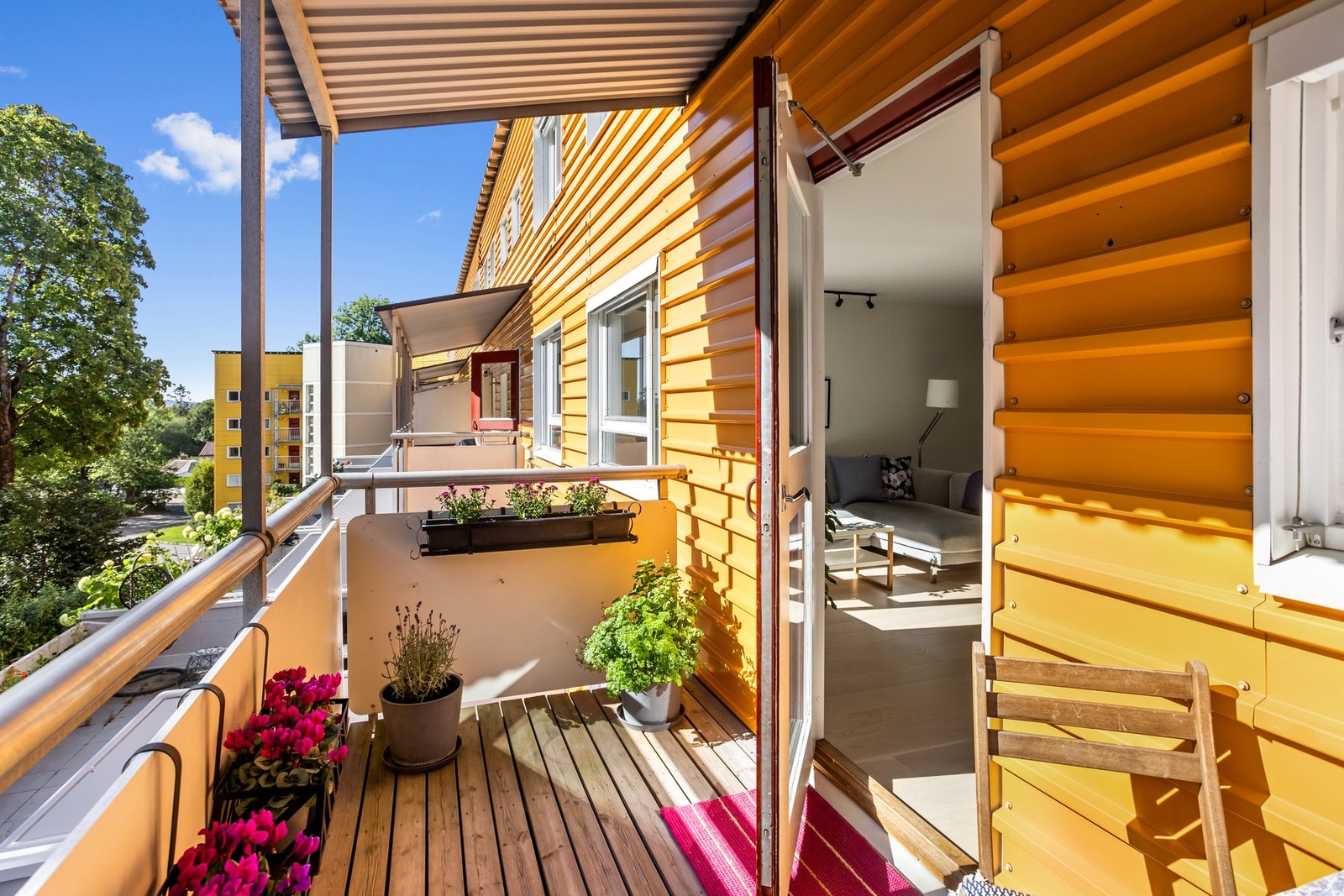 Fra stuen er det utgang til sydøstvendt balkong med sol fra tidlig morgen til ca. kl 15 i sommerhalvåret. Galleribilde