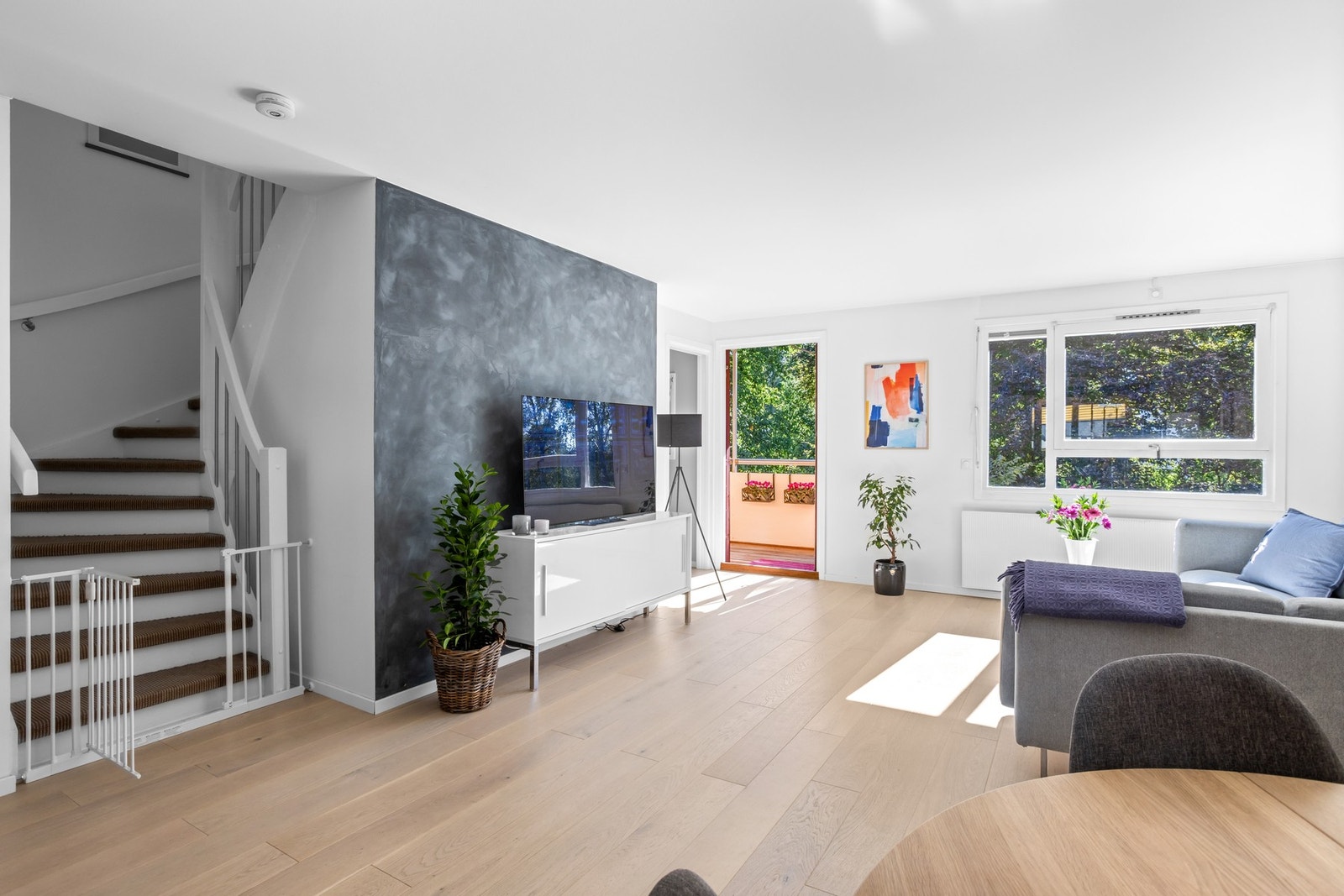 Lys og romslig stue. Galleribilde