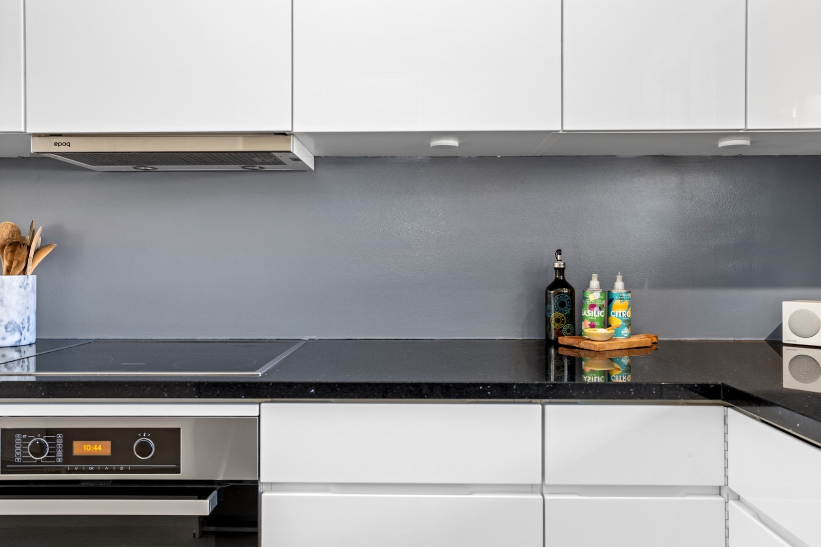 Integrert Miele stekeovn med pyrolyse), induksjonstopp og oppvaskmaskin. Galleribilde