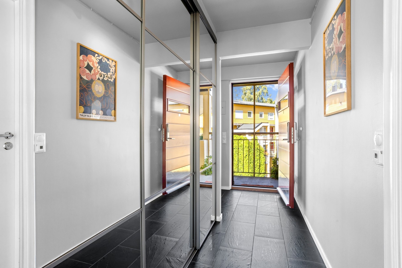 Gang med stor skyvedørsgarderobe. Galleribilde