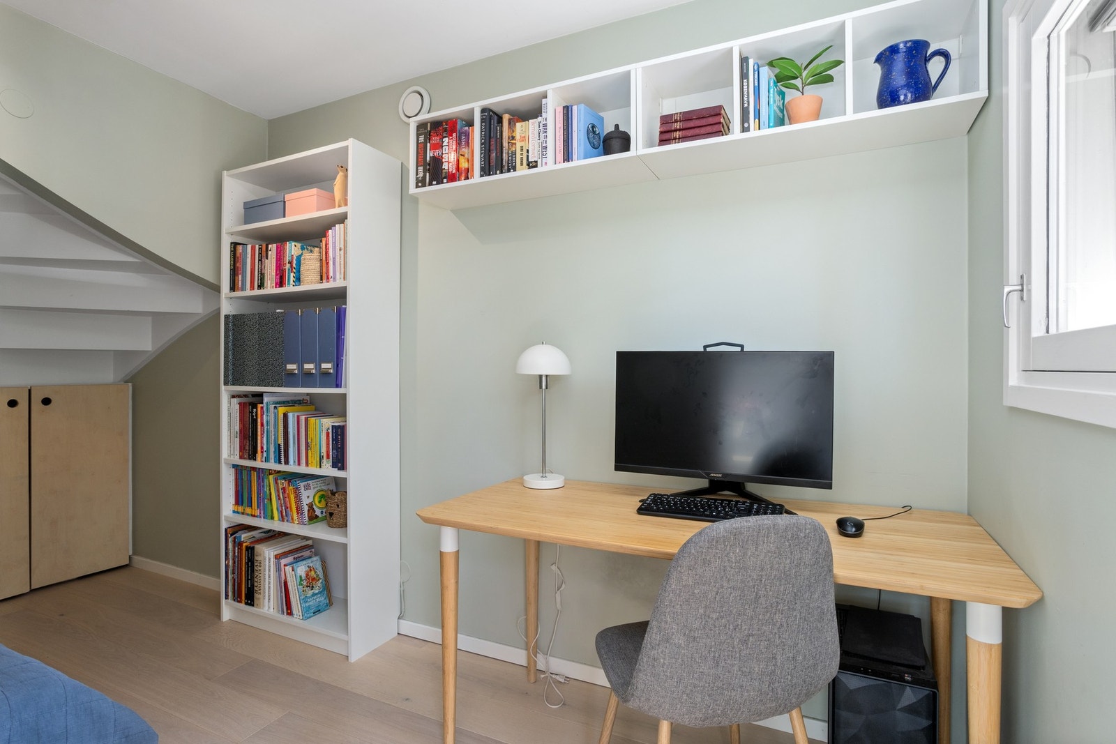 Soverom med plass til seng og skrivepult. Galleribilde