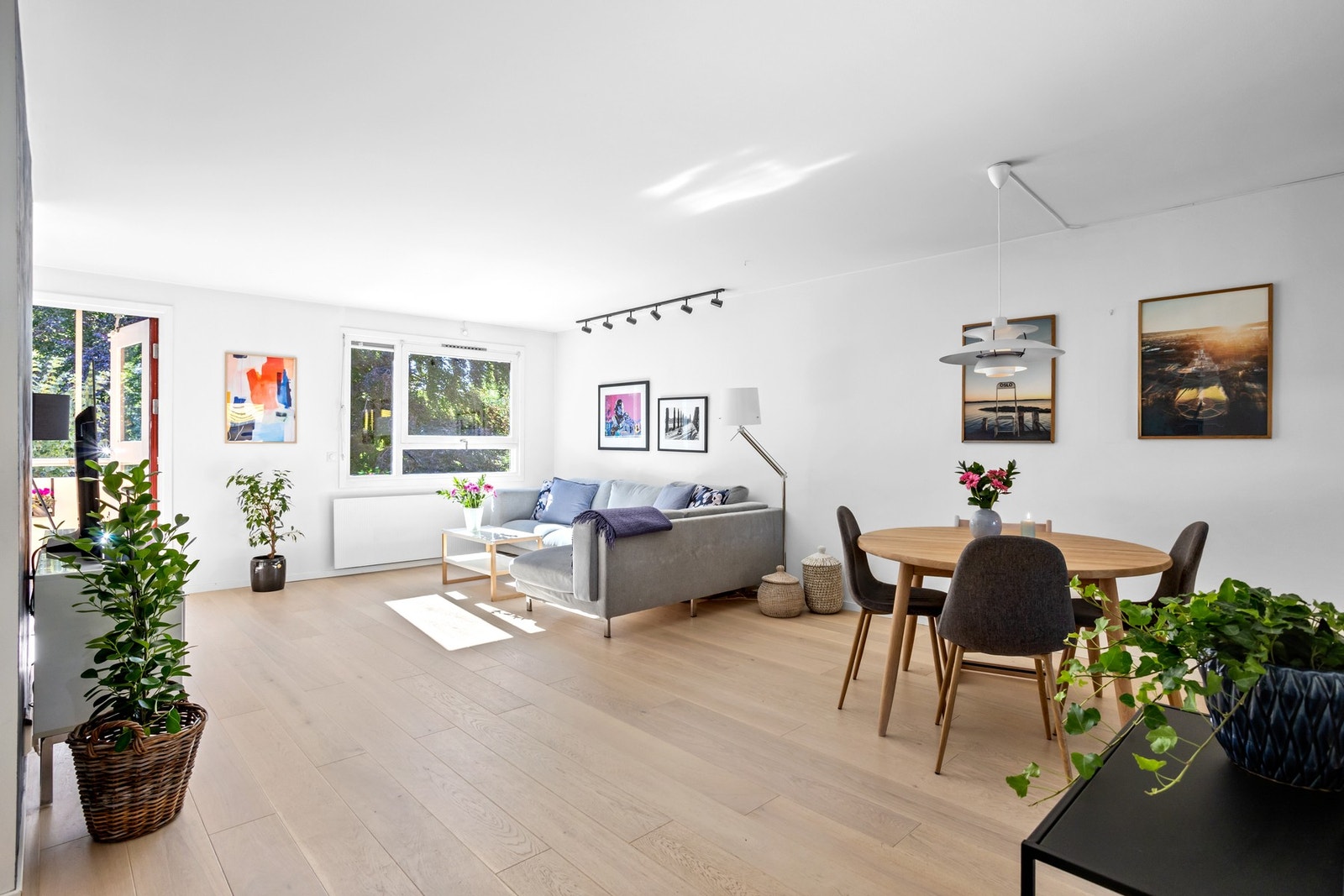 Stuen har god plass til både stort spisebord og stor sofa. Galleribilde