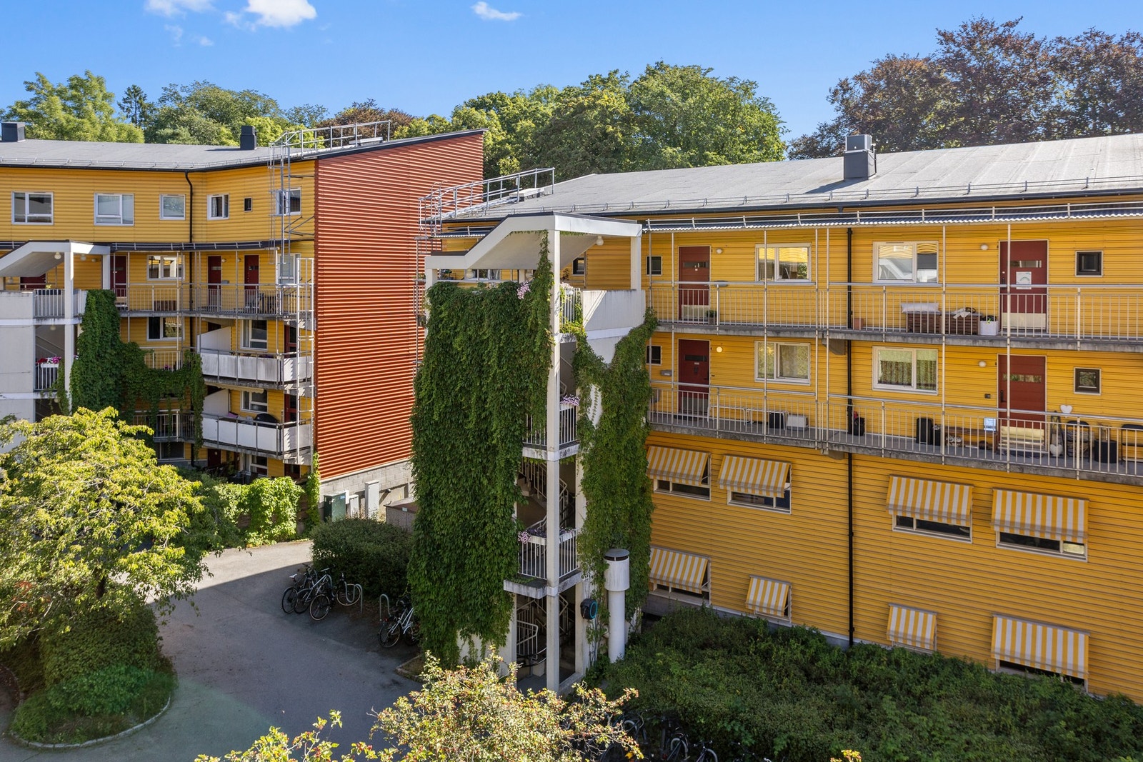Utsyn fra svalgangen til hyggelig leketun. Galleribilde