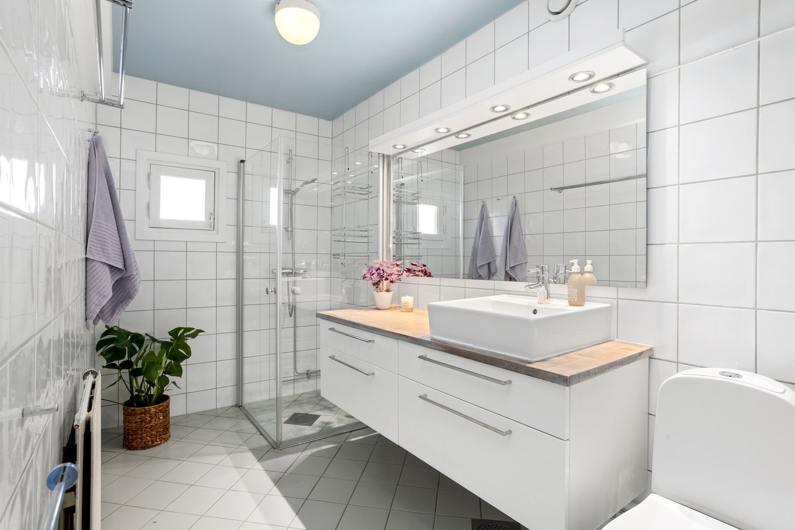 Flislagt bad med dusjhjørne. Badet ble pusset opp/modernisert i 2005. Galleribilde