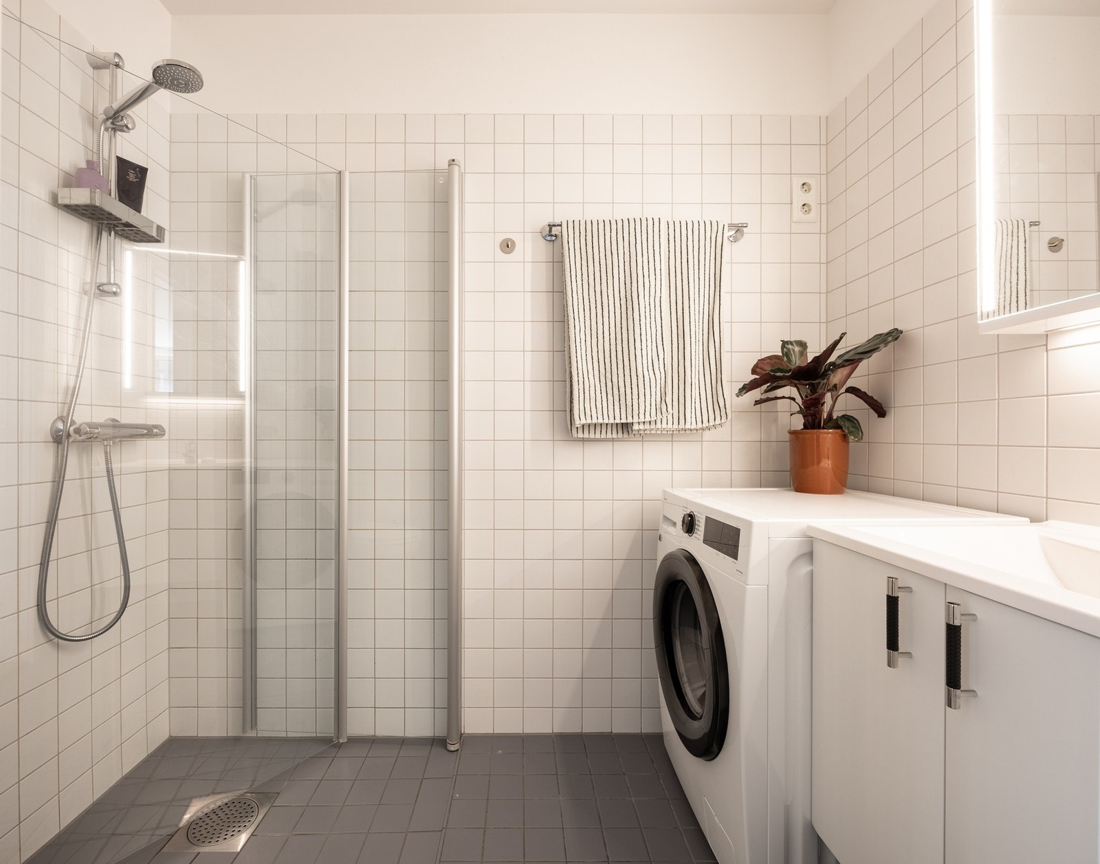 Helfliset bad fra byggeår med gulvvarme. Det er opplegg for vaskemaskin. Galleribilde