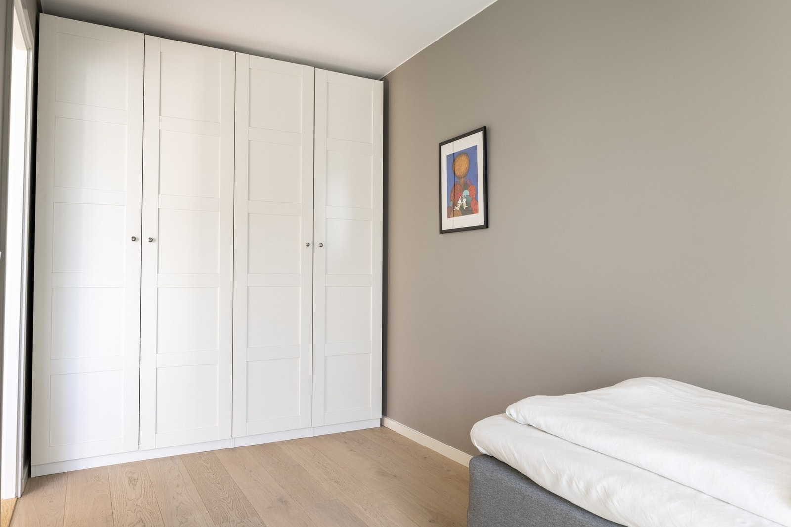 Godt med oppbevaringsplass i medfølgende garderobeskap. Galleribilde