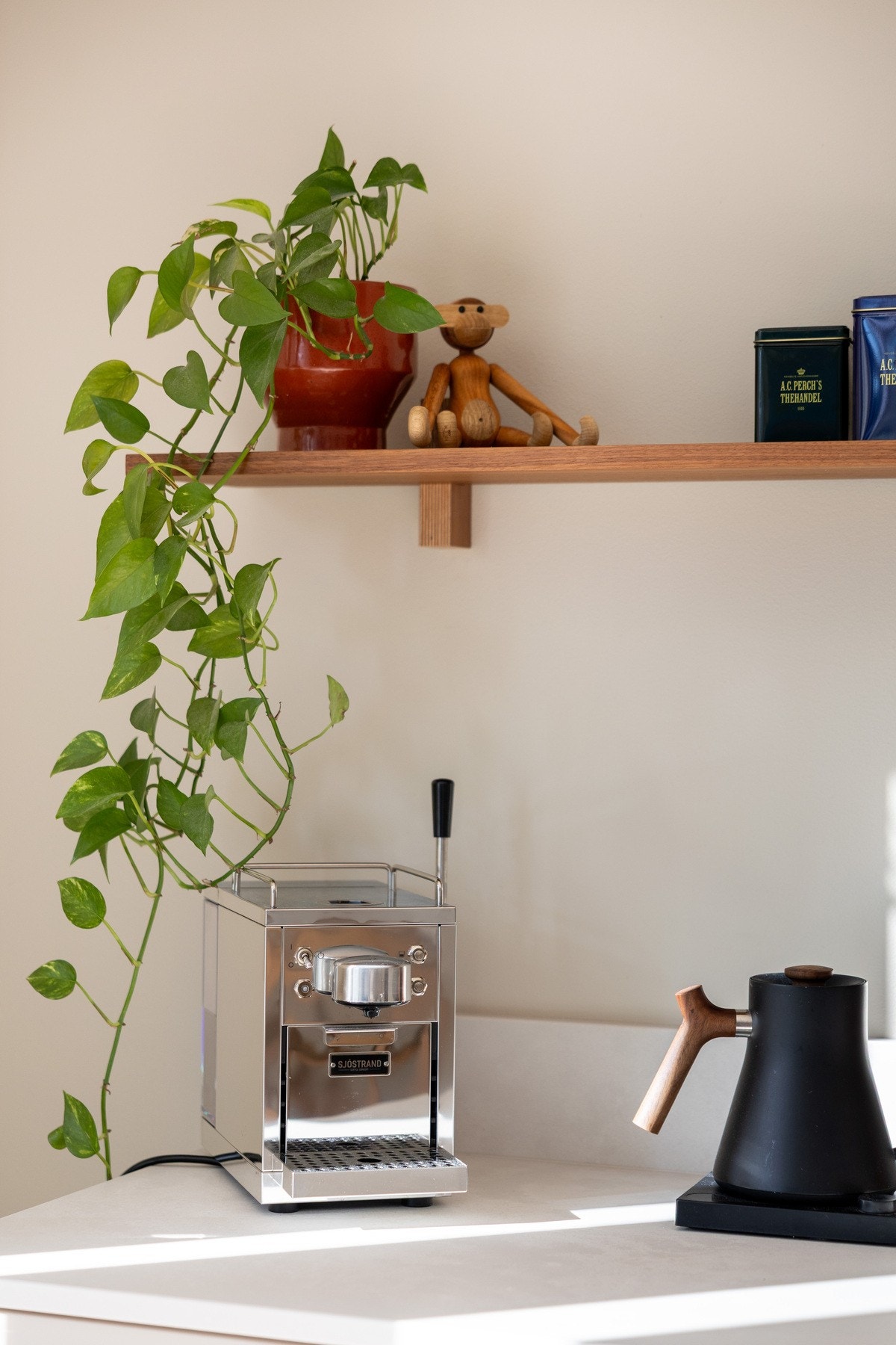 Det er en fin kombinasjon av skap- og benkeplass for både oppbevaring og matlaging. Galleribilde