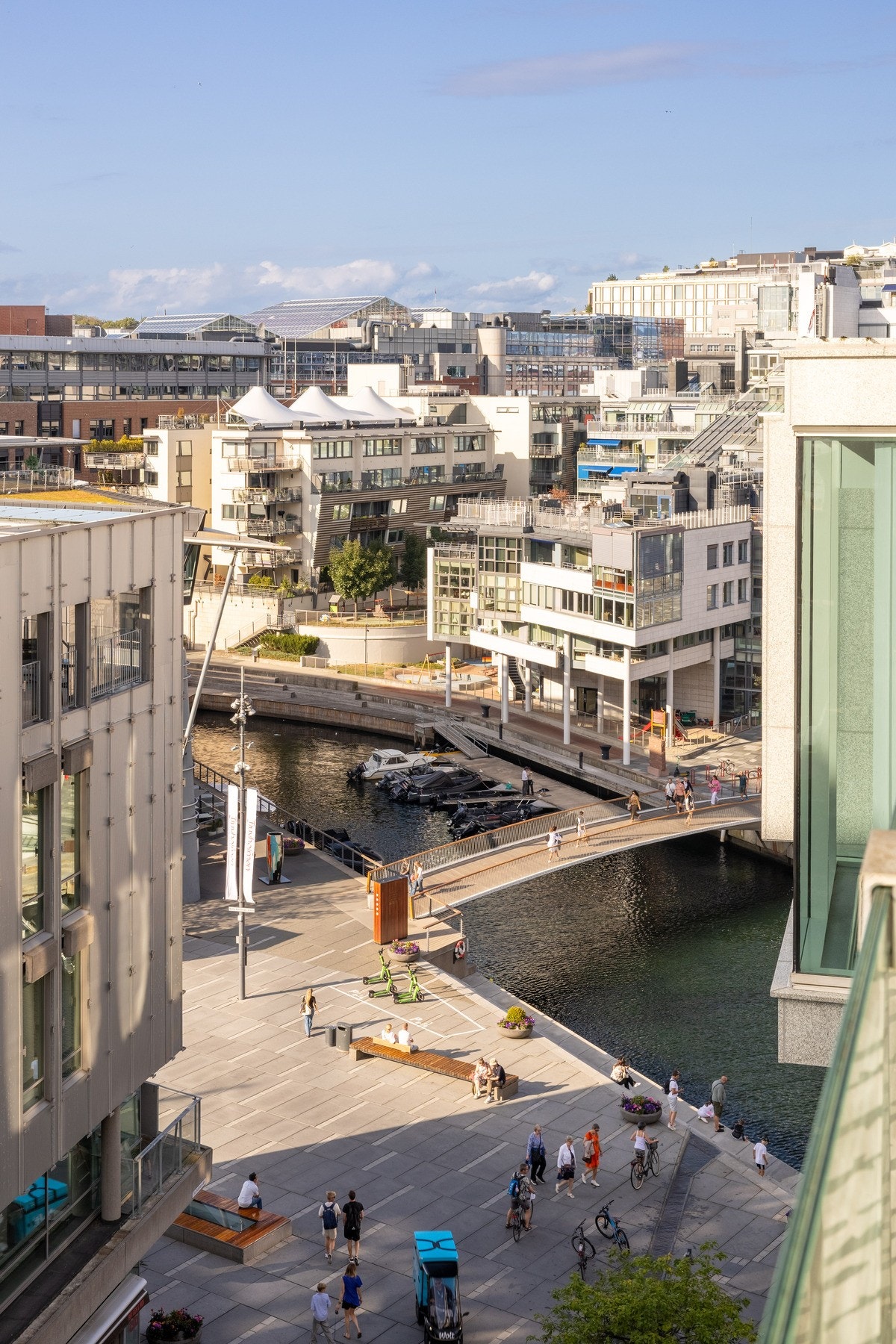 Her ser man utover kanalen på Aker Brygge. Galleribilde