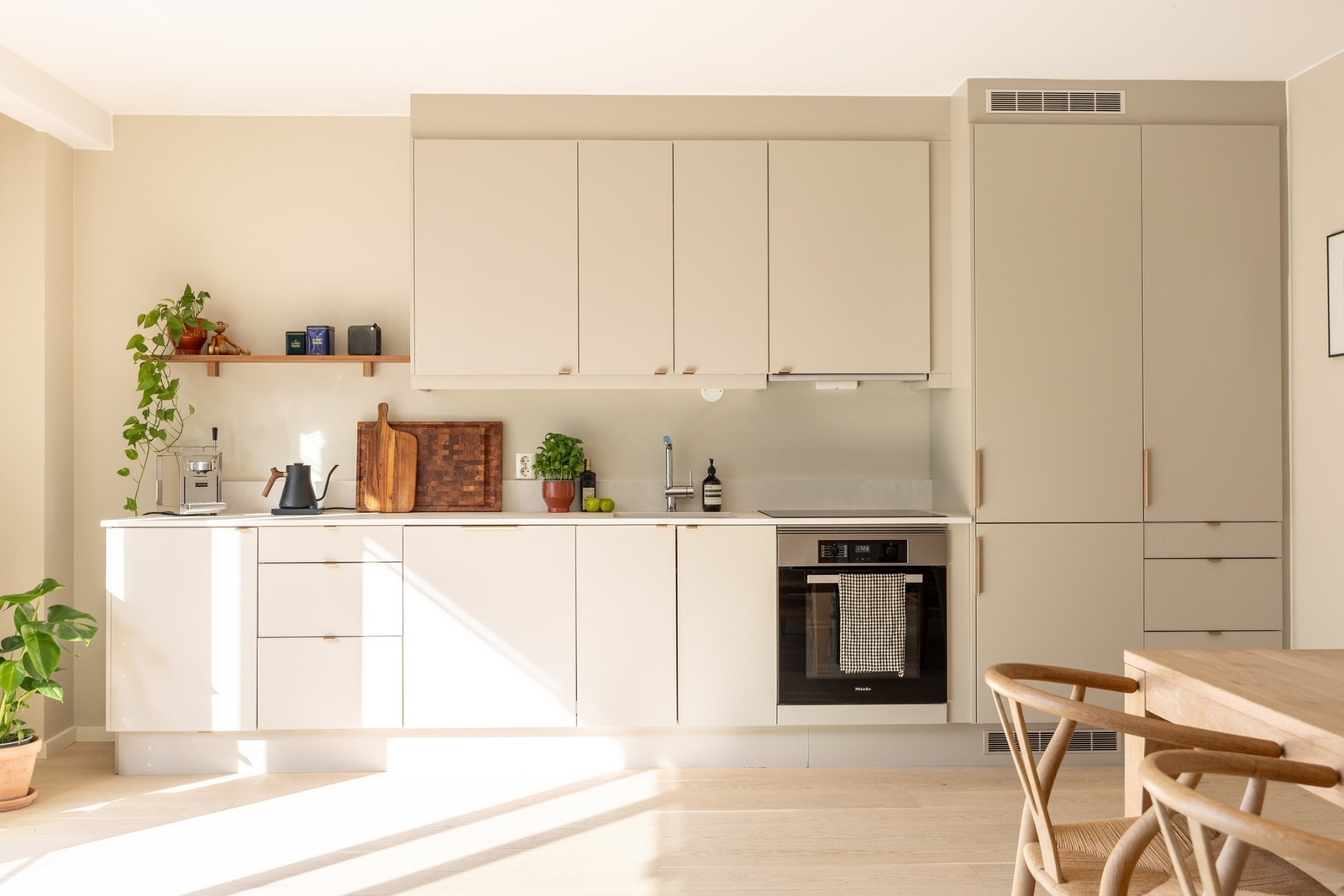 Lekkert kjøkken med tidsmessig innredning. Galleribilde