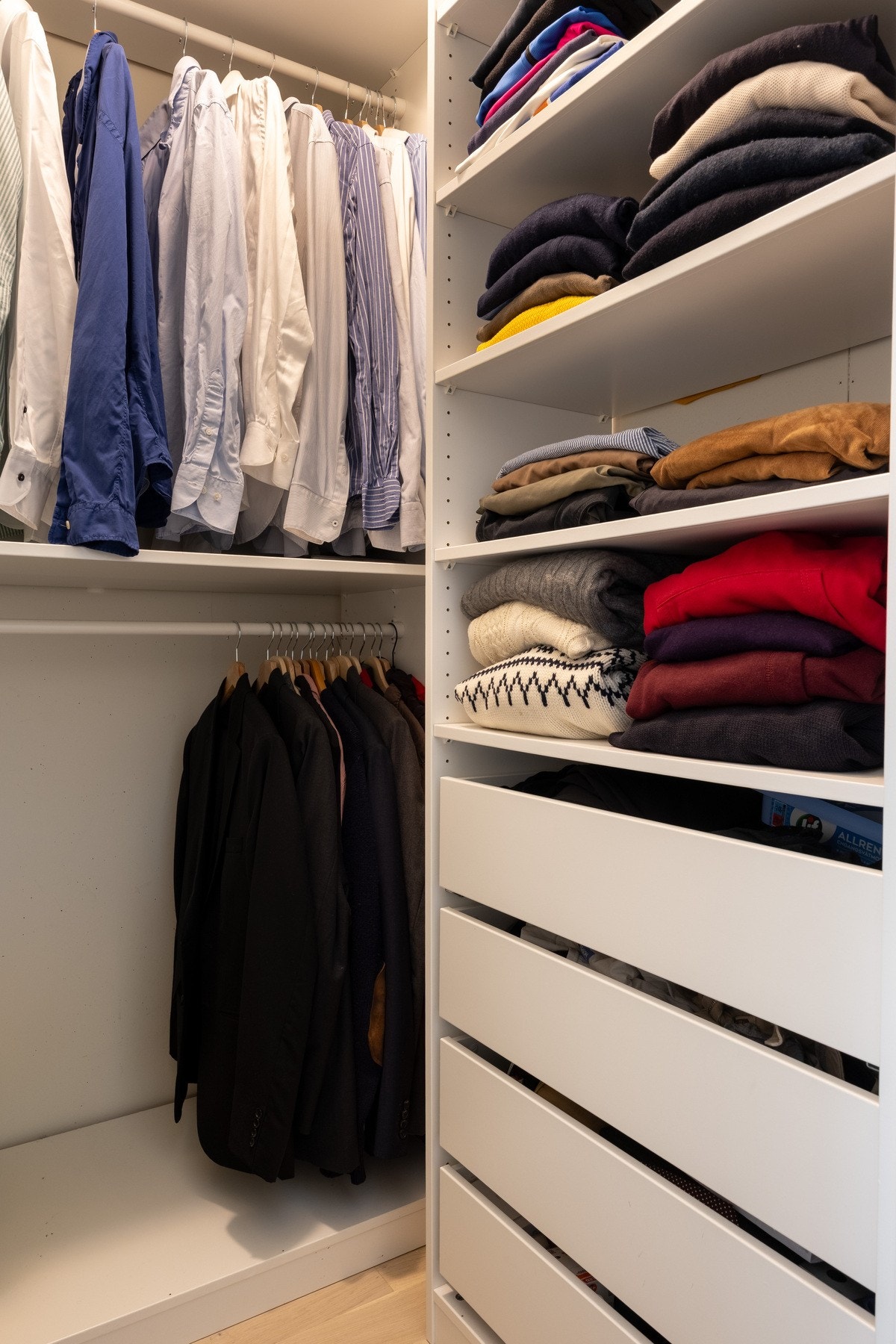 Innvendig bod med oppbevaringsplass tilknyttet entré. Galleribilde