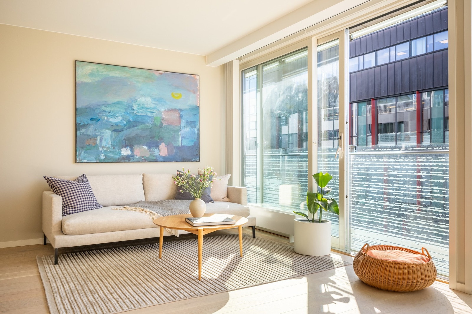 Store vindusflater slipper inn rikelig med naturlig lys. Galleribilde