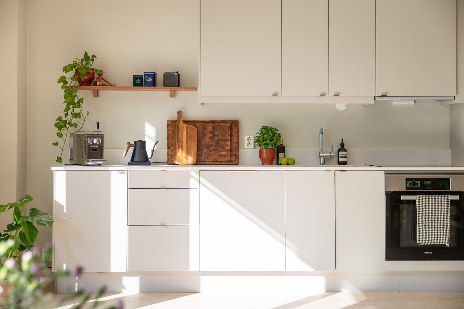 Kjøkkeninnredningen ble oppgradert i 2022 med nye fronter, benkeskap, benkeplate, samt oppvaskkum. Galleribilde