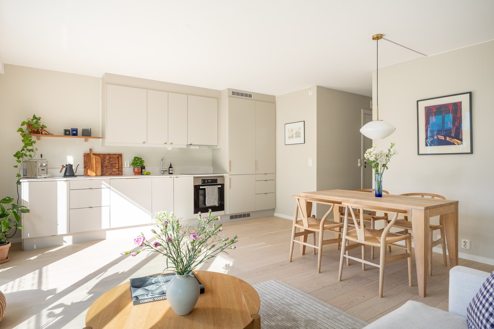 Gulvene har 1-stavs parkett og overflatene er malt i en behagelig fargetone. Galleribilde