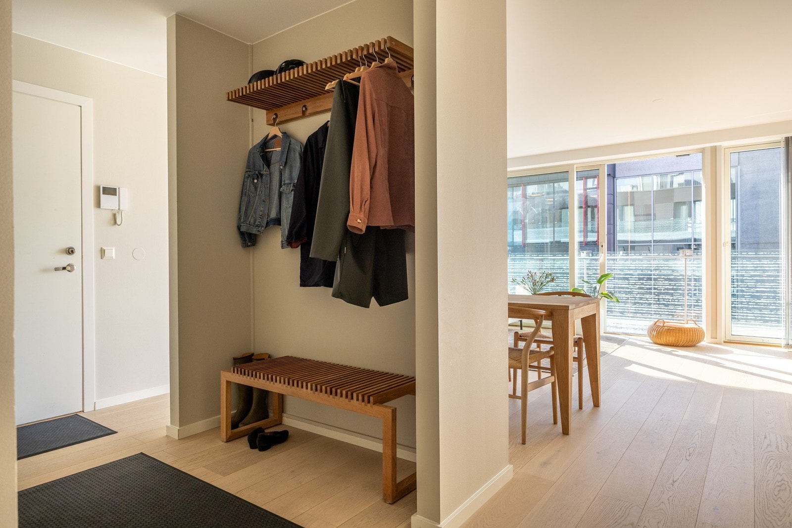 Romslig entré med plass for oppheng av yttertøy og oppbevaring av sko. Galleribilde