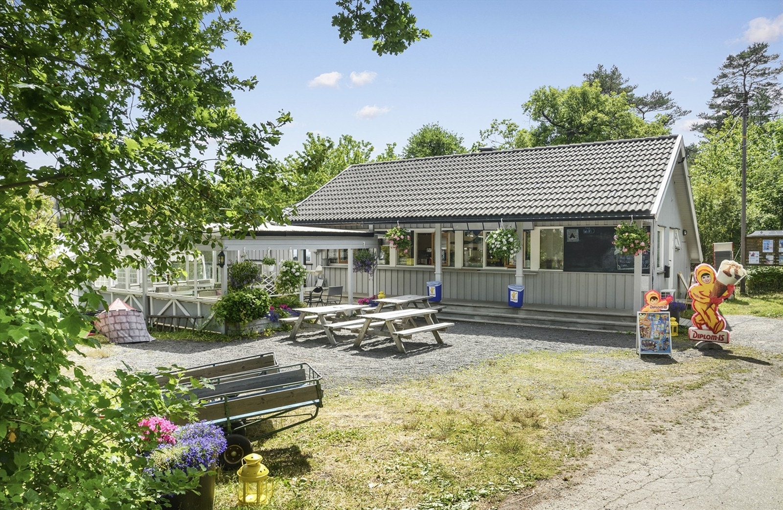 Kiosken i Ula er et perfekt turmål for dagens is-kjøp. Her serveres det også Italiensk pizza. Galleribilde