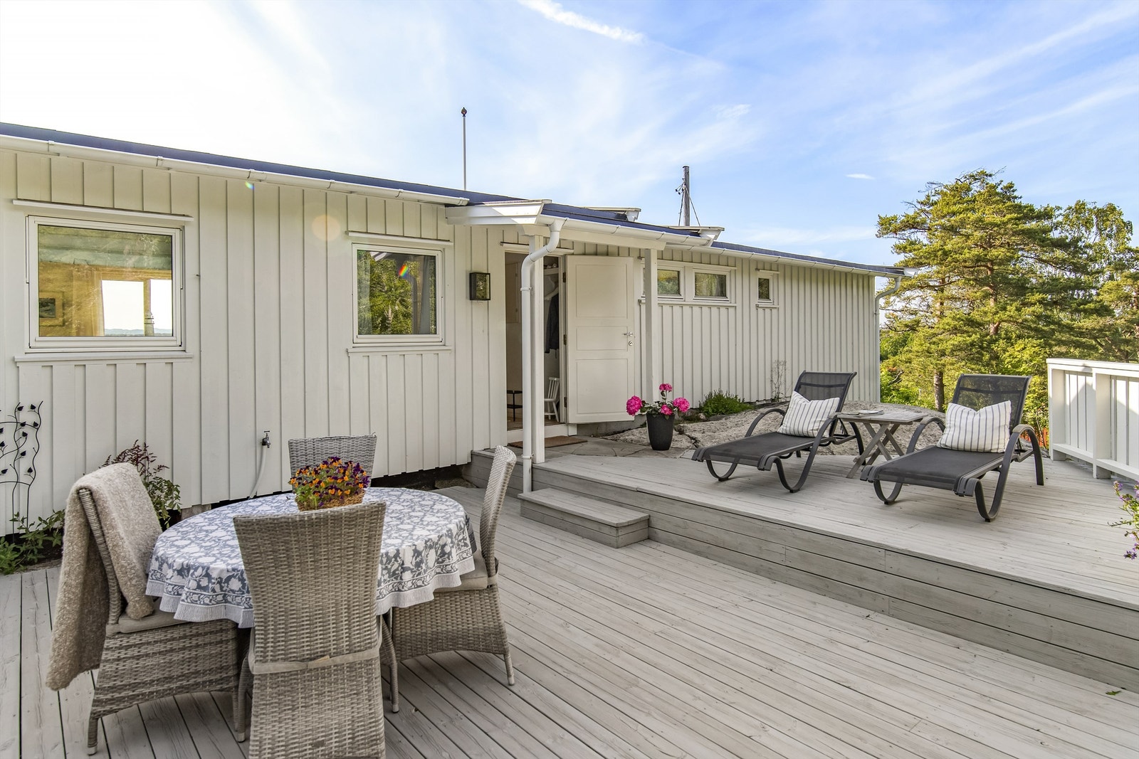 Mot øst/syd ved hyttas inngangsparti har du en nydelig terrasse på ca. 40 kvm, med morgensol og en ypperlig plass for morgenkaffen eller lunsjplass i skjermede omgivelser. Galleribilde