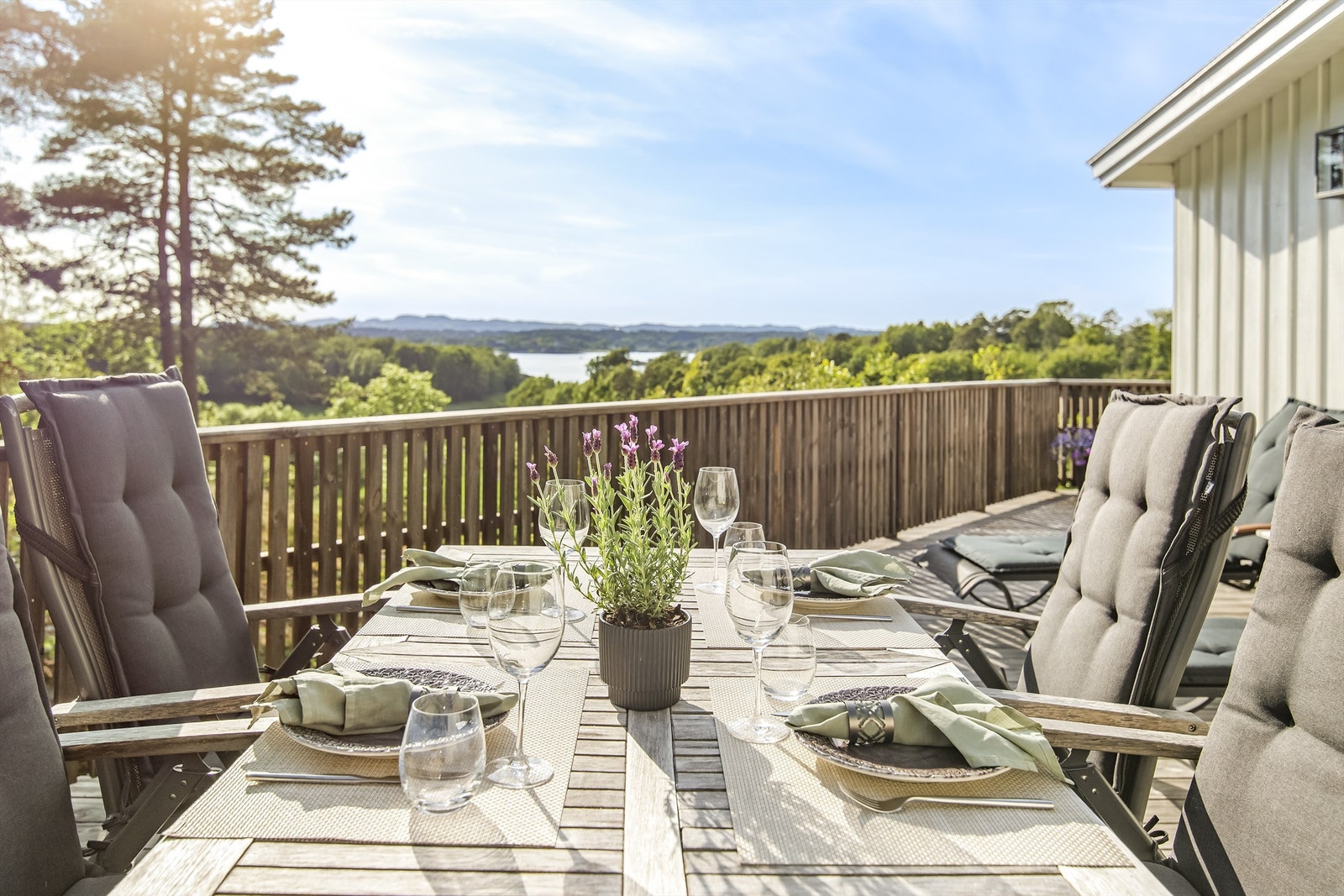 Nyt solnedgangen og en bedre middag med familie og venner. Galleribilde