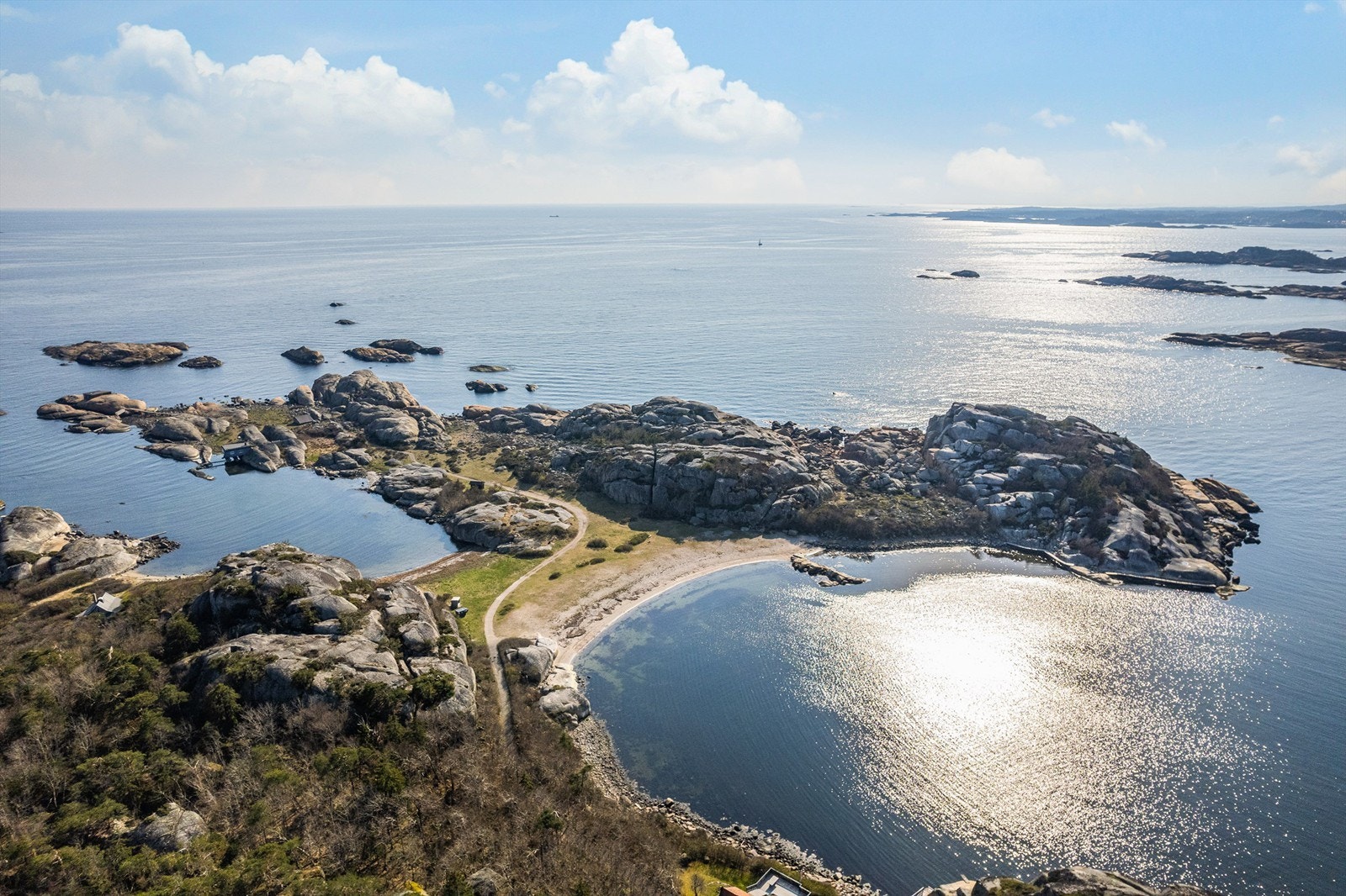 Det er heller ikke lange veien til "Sør i Ommane"/ Ølbergholmen som er et flott friområde ytterst på Eftanghalvøya. Her finnes barnevennlig sandstrand, gresslette og svaberg. Galleribilde