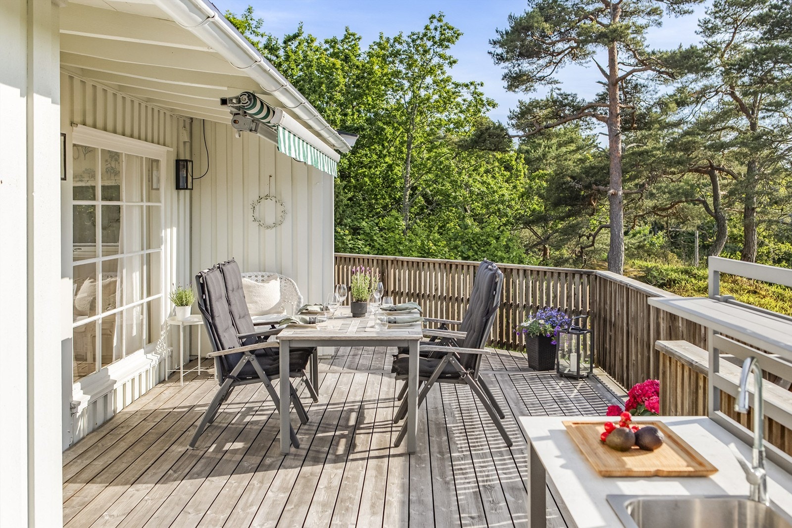 En del av terrasse er også overbygget og det er montert markise så du sitter lunt og godt til. Praktisk utekjøkken er også montert med både kran og utslagsvask. Galleribilde