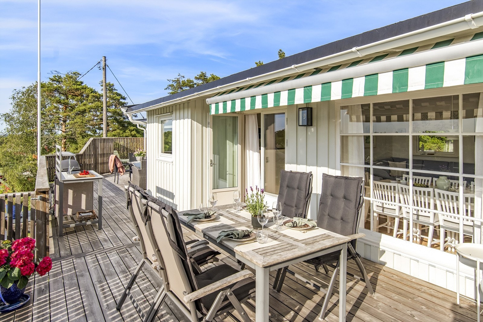 Det er bygget stor terrasse rundt deler av hytta med flere soner. Både mot øst, syd og vest. Terrassen mot vest er innelukket med rekkverk, så her er det også trygt for de minste. Terrassen er av Kebony fra 2022 (Kebony krever lite vedlikehold). Galleribilde
