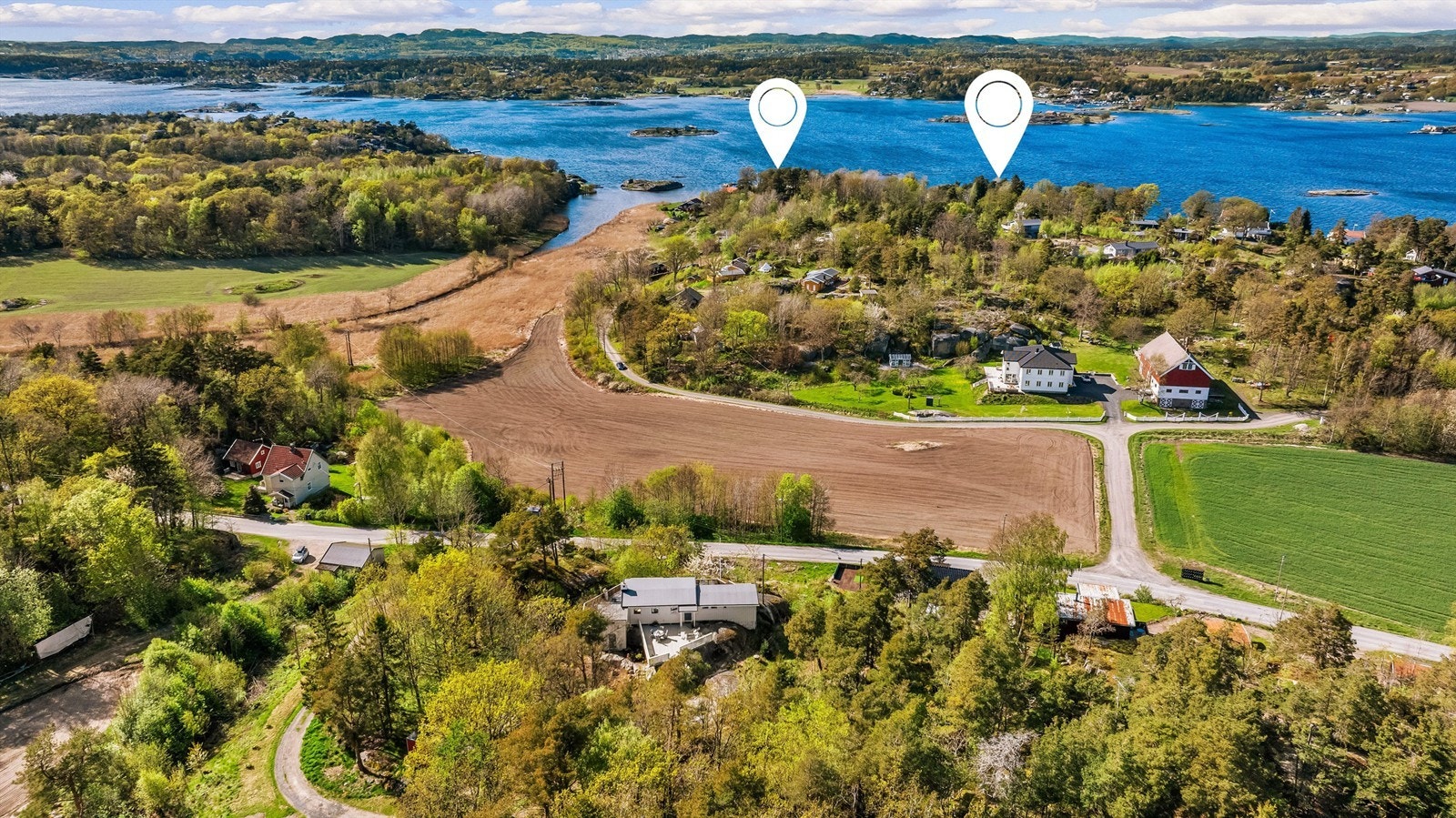En kort spasertur fra hytteveggen finner du gode bademuligheter fra både brygge og koselig sandstrand ved Fristadkilen/Fristadodden. Båtplassen ligger heller ikke langt unna. Begge markert i bilde (båtplassen ligger til høyre). Galleribilde