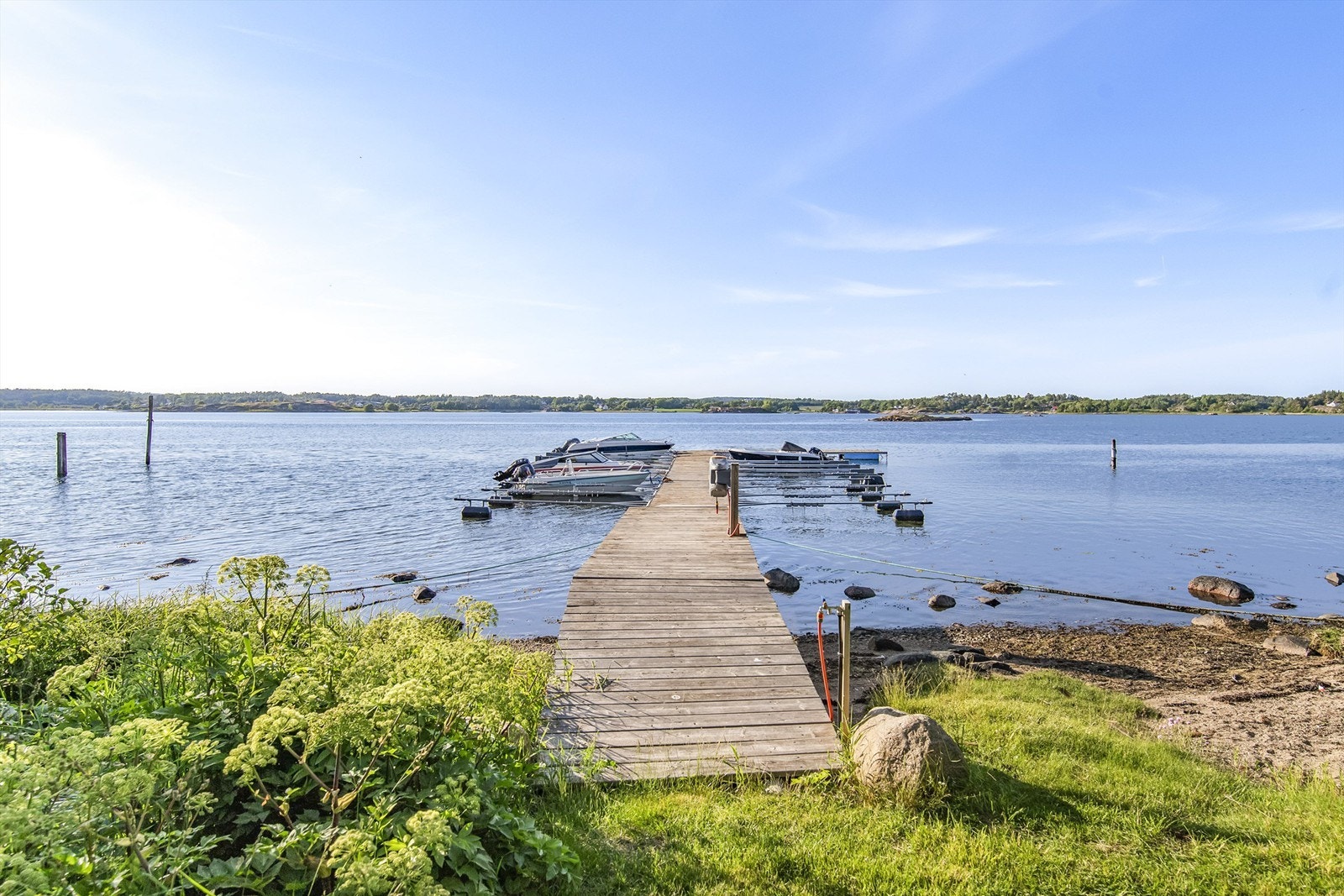 Det medfølger båtplass på fellesbrygge. Så om sjølivet frister, er det det ikke lange båtturen til sommeridyll og lunsj i historiske Stavern eller kjente Svenner fyr. Rett over fjorden finner du også den velkjente Seilerhytta. Galleribilde