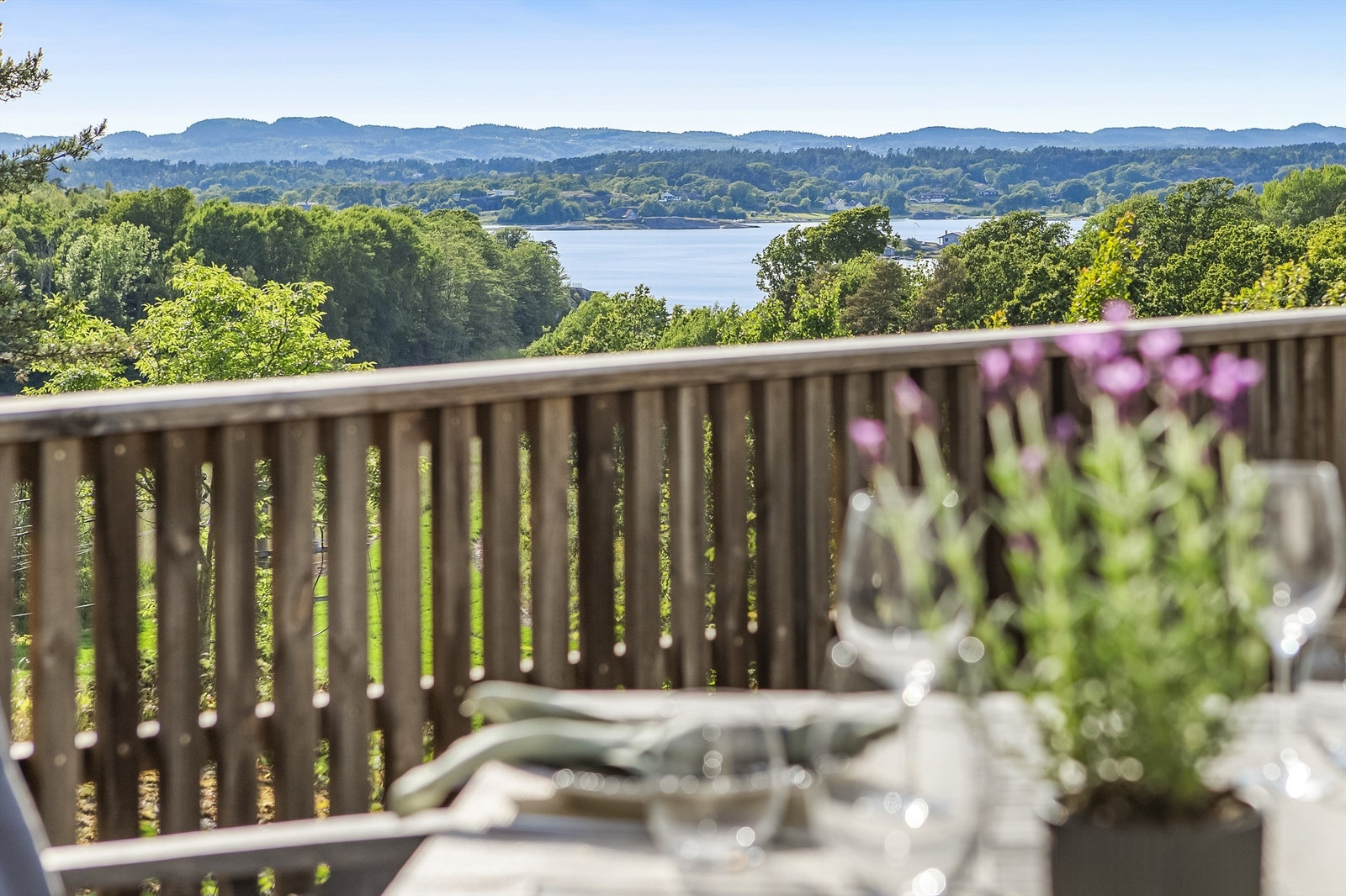På Eftang ligger alt til rette for at utsikten kan nytes sammen med lange og varme sommerdager. Galleribilde