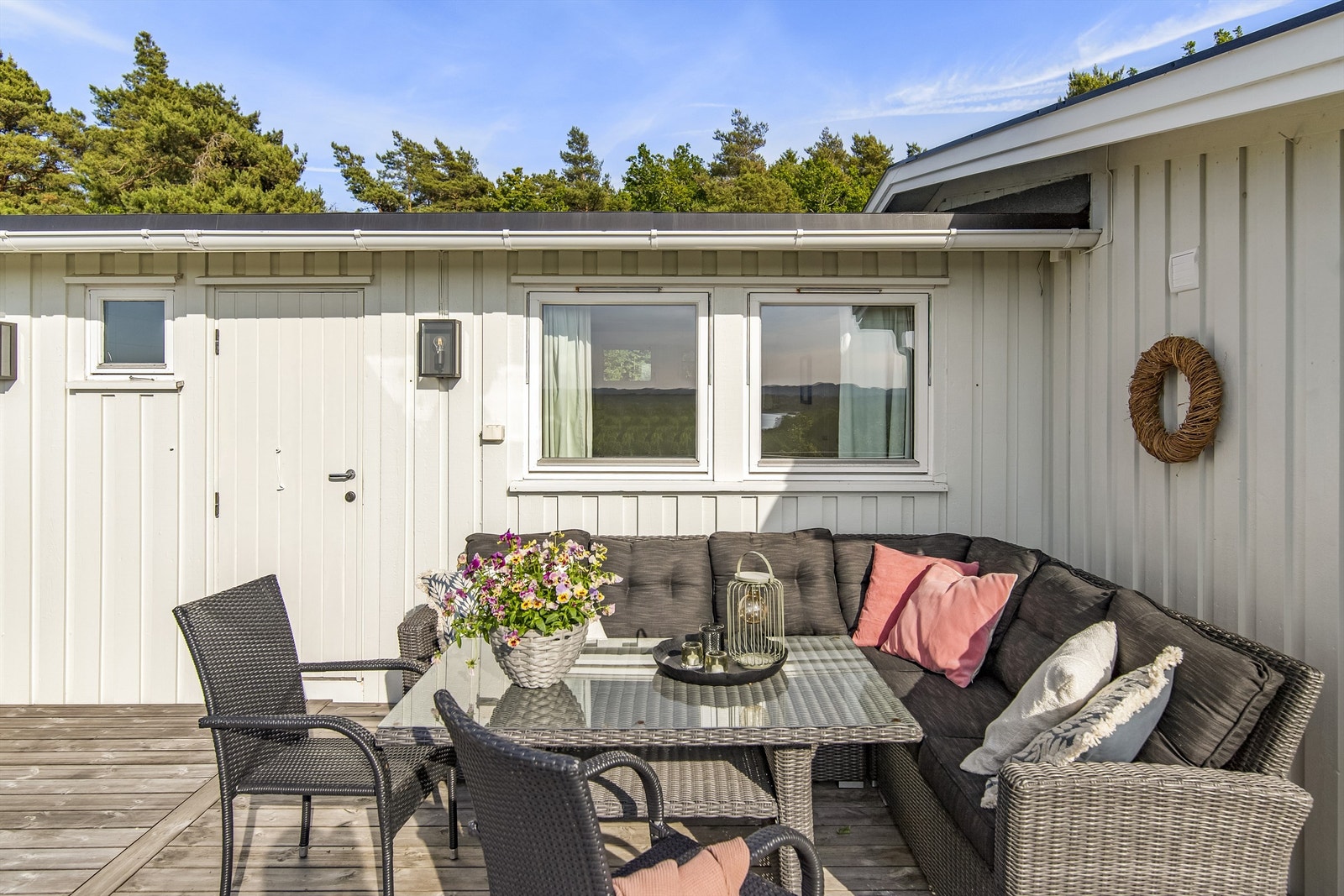 Denne lune kroken mot vest har rikelig med plass til stor sofagruppe. Sitt lunt og godt til med både utsikt til sjøen og sen kveldssol. Galleribilde