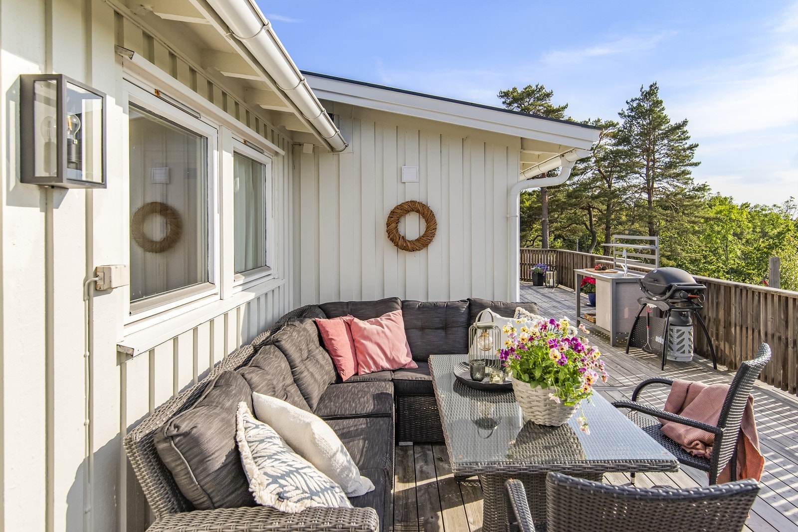 Terrassen mot vest med utgang fra stuen/kjøkken er på cirka 76 kvm. Her er det rikelig med plass til både stort spisebord og øvrige utemøbler. Galleribilde