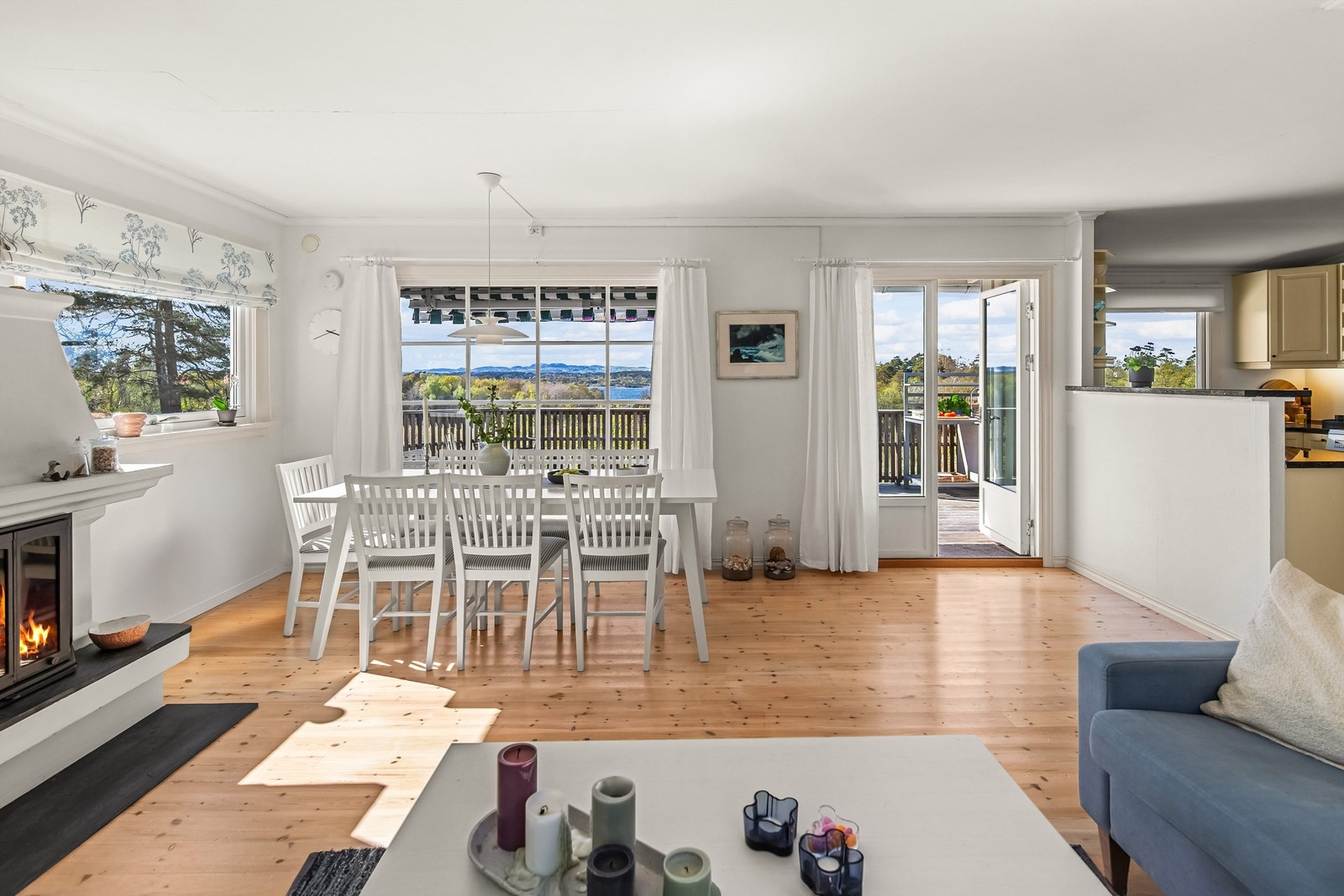 Stuen har rikelig med plass til både stor sofagruppe og langbord. Her kan du dekke langbord til både familie og venner. Galleribilde
