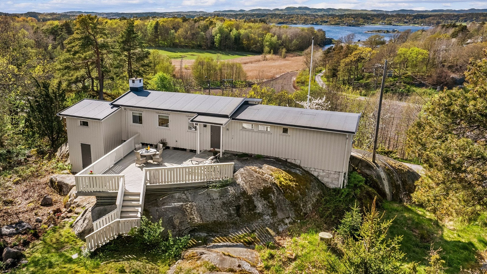 Hytta ligger fritt og solrikt til i etablerte og trygge omgivelser med kort vei til sjøen med båtplass og gode bademuligheter. Galleribilde