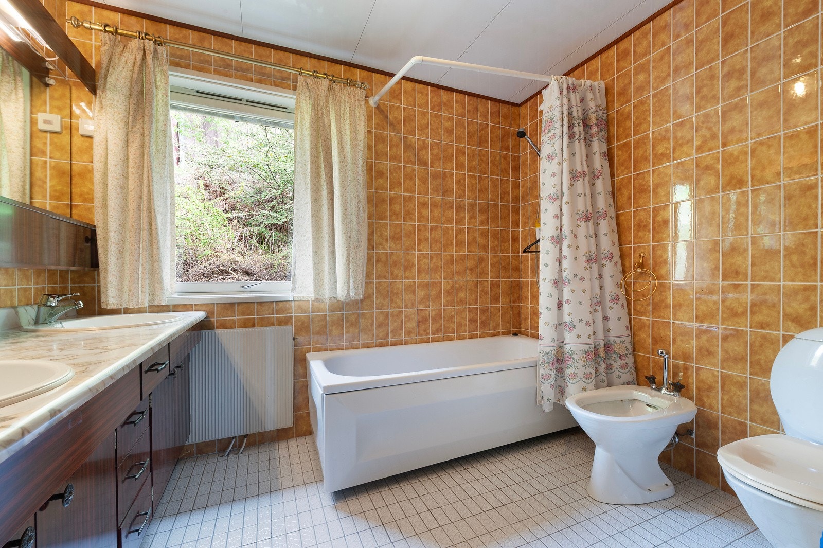 Huset har tre baderom fordelt med ett i 1. etasje og to i 2. etasje Galleribilde