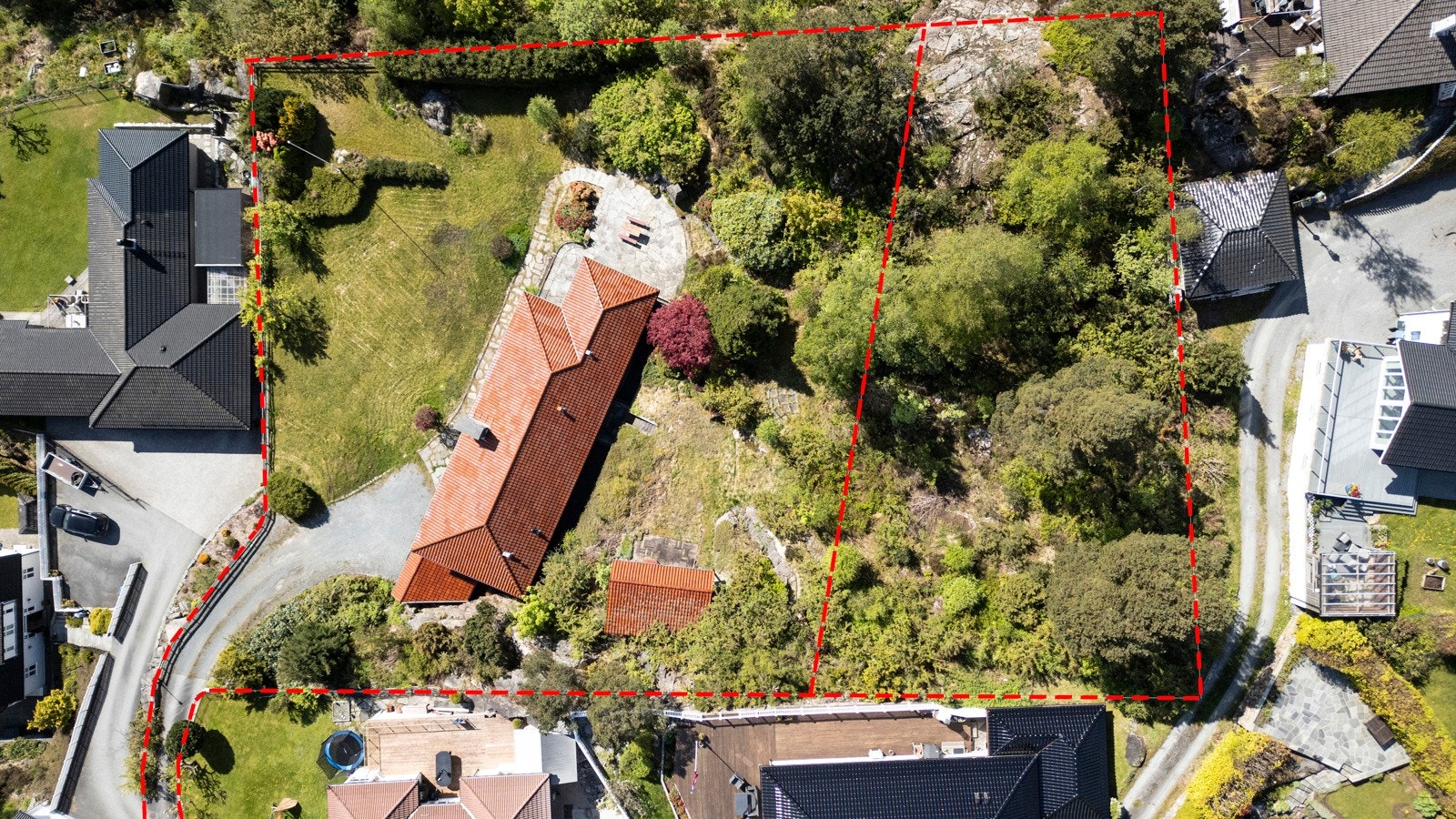 Dette bildet viser også den utskilte tomten på 808 m² beliggende i bakkant av denne eiendommen (denne tomten skal også selges) Galleribilde
