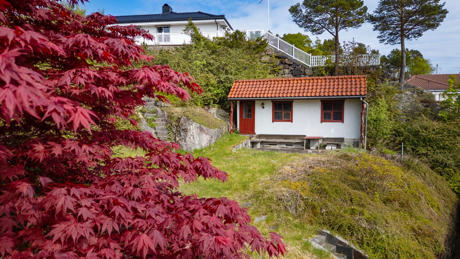 Ved uthuset er det planert areal - Dette er en skjermet og fin plass for både store og små Galleribilde