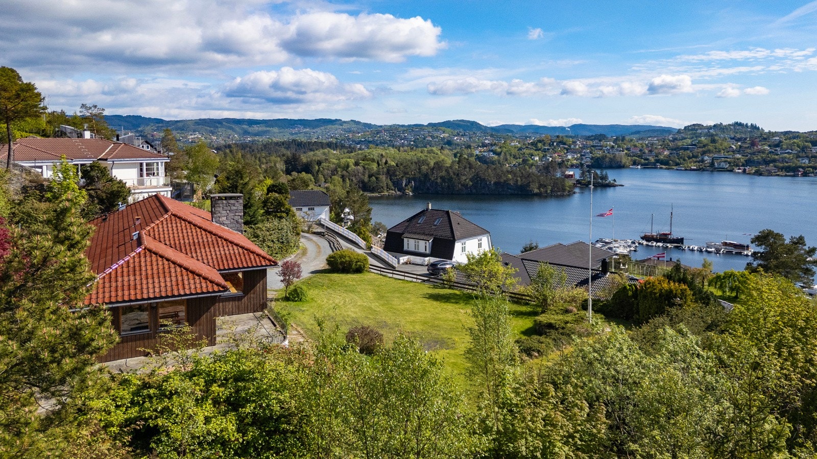 Huset har et areal på 325 m² fordelt over to etasjer Galleribilde