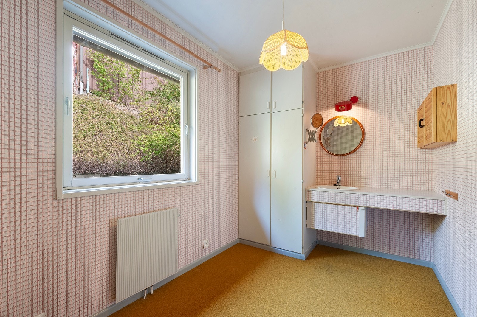 Soverommene er fordelt med ett stort rom i 1. etasje og fire i 2. etasje Galleribilde