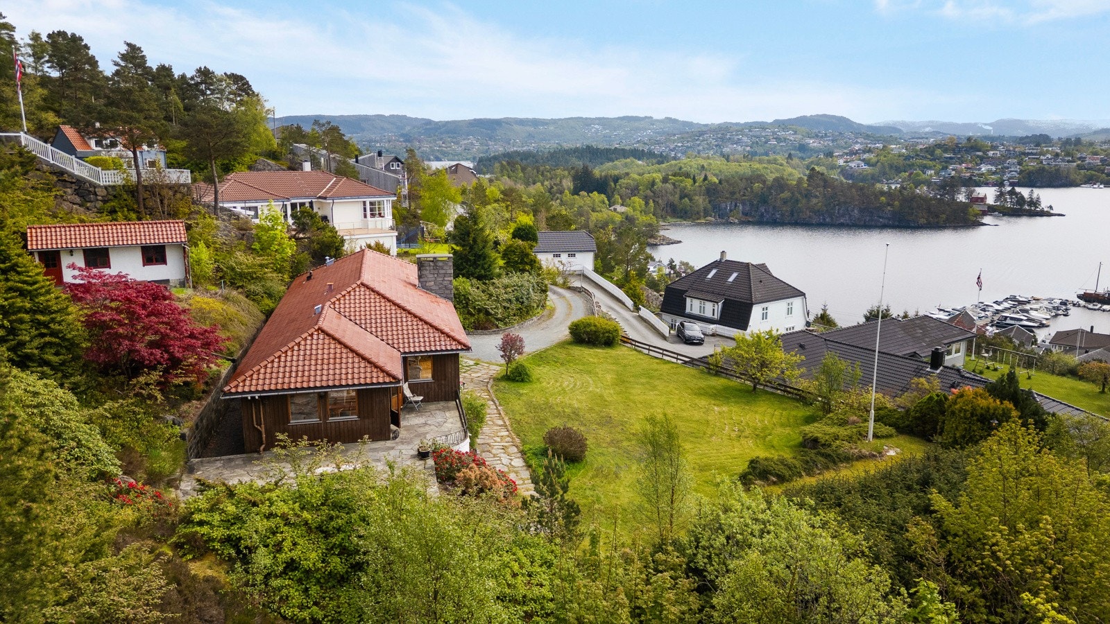 Eiendommen har tilkomst både fra Våkleivbakken (via bom - bare for beboere) og fra Straumeveien Galleribilde