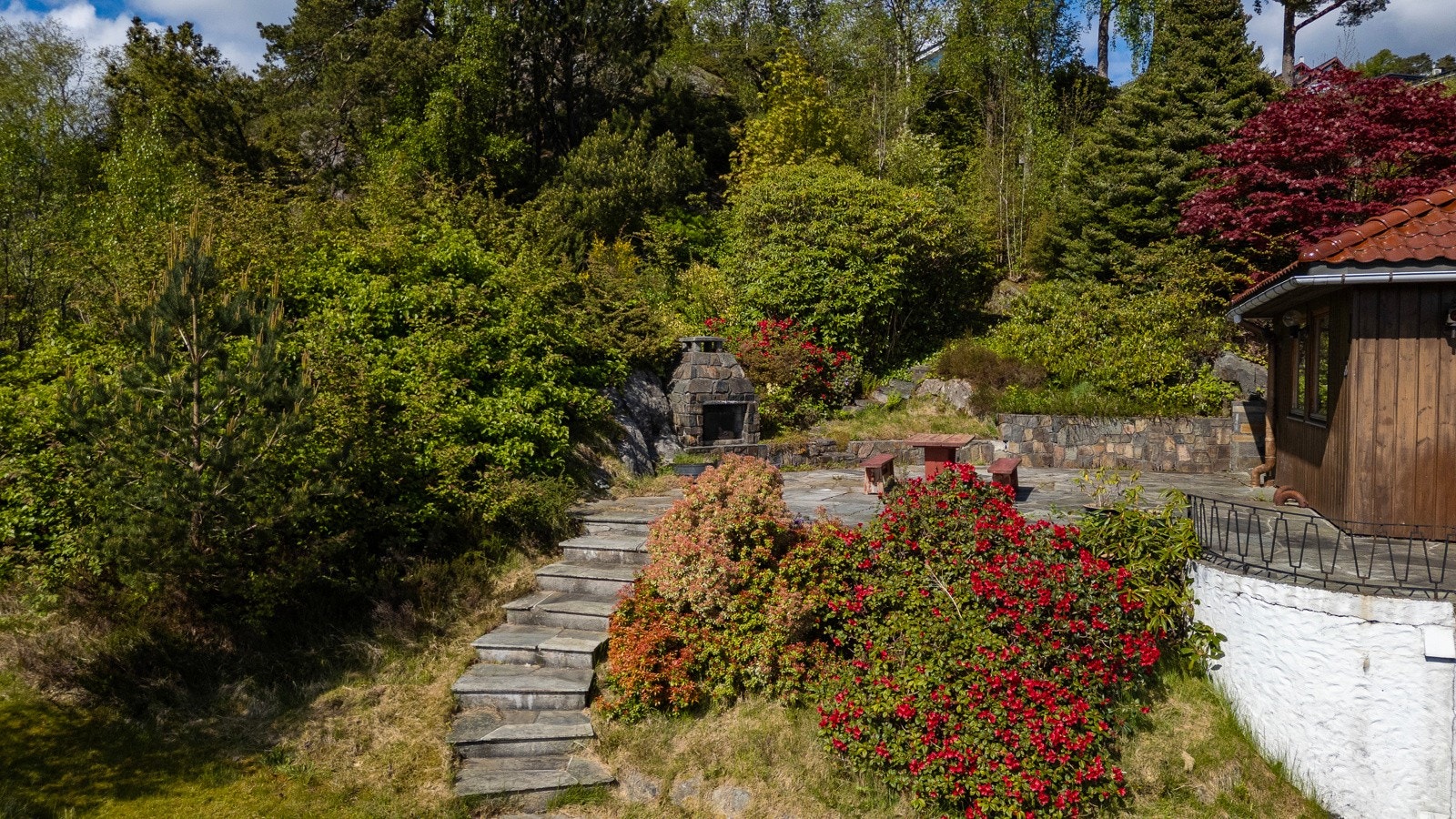 Fra terrassen er det trappesats til hagen i front av huset. Galleribilde