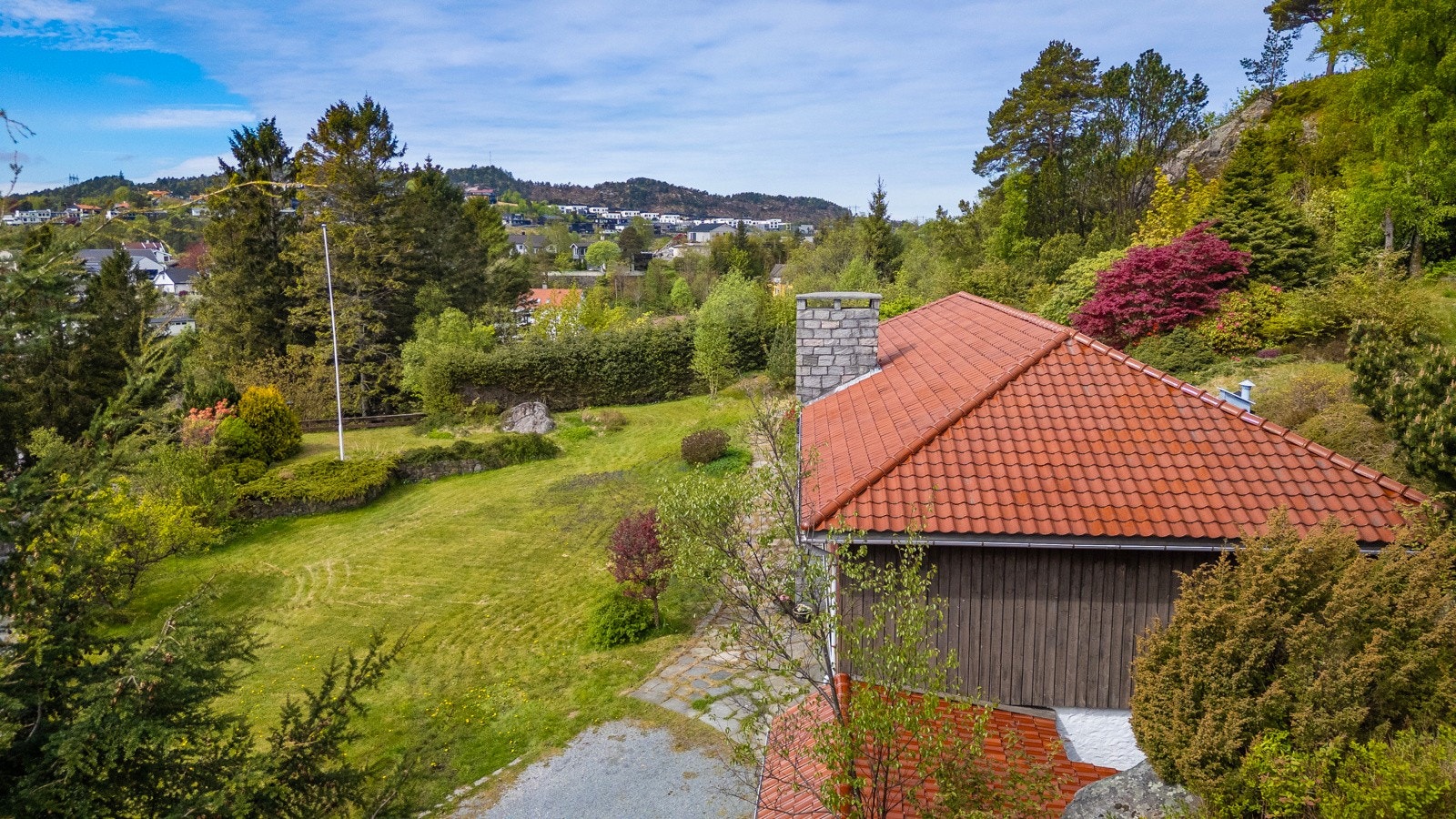 Det er også stort hageareal på baksiden av huset. Galleribilde