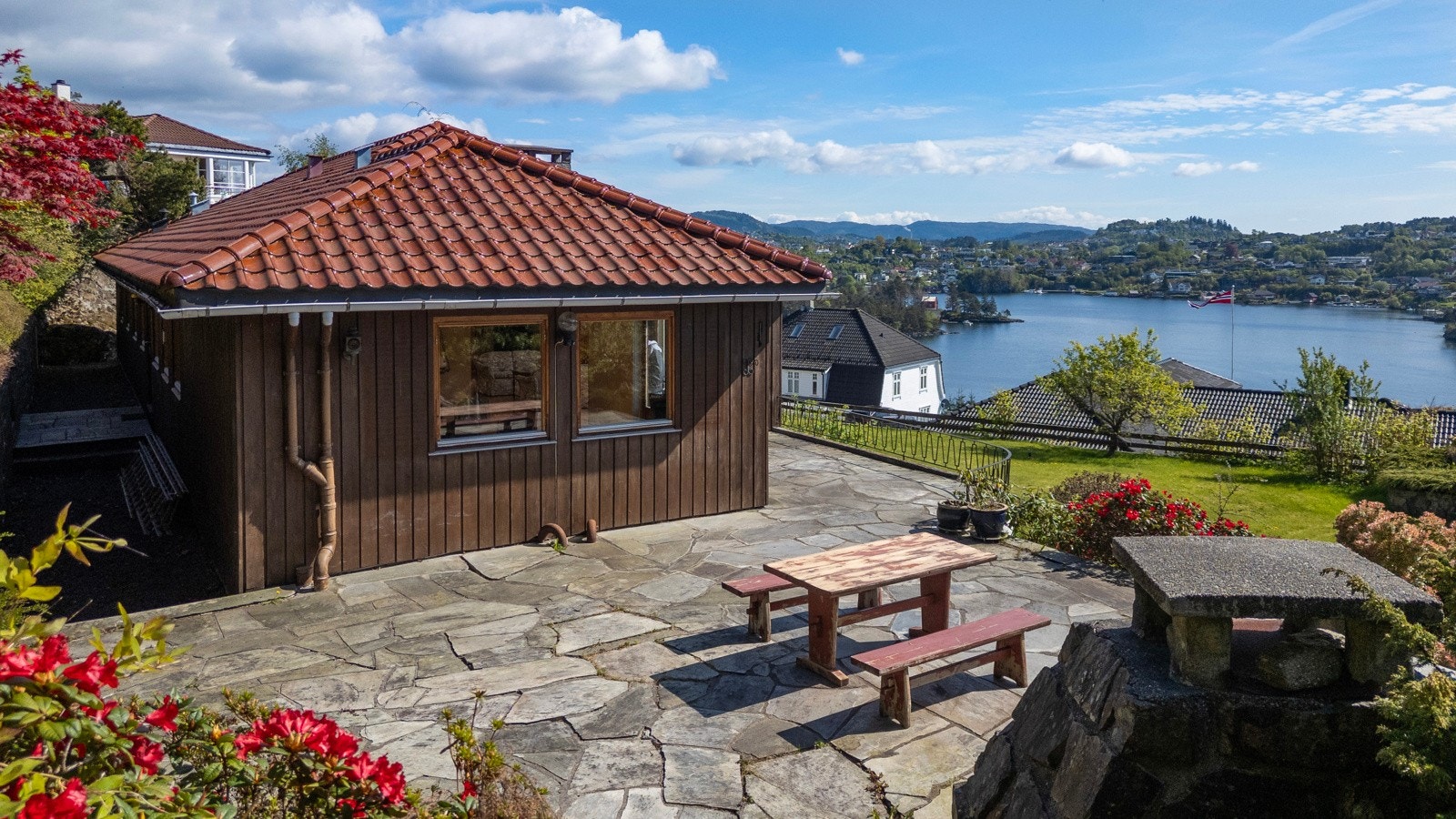 Hellelagt terrasse på 60 m² med tilkomst fra husets 2. etasje. Galleribilde