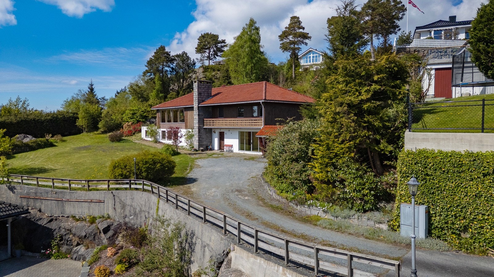 Eiendommen har privat innkjørsel og ligger skjermet til fra nabohusene Galleribilde