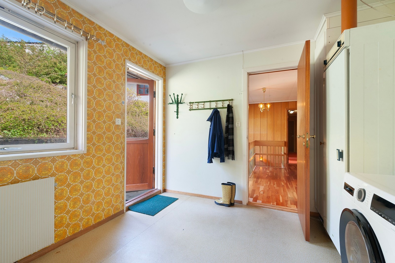 Vegg i vegg med kjøkkenet er grovkjøkken/vaskerom som har utgang til hagen på baksiden av huset Galleribilde