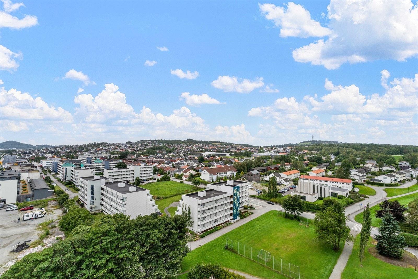Gulaksveien 2 ligger i et attraktivt område i Stavanger, kjent for sin nærhet til sentrumsfasiliteter samtidig som det er omgitt av grøntområder Galleribilde