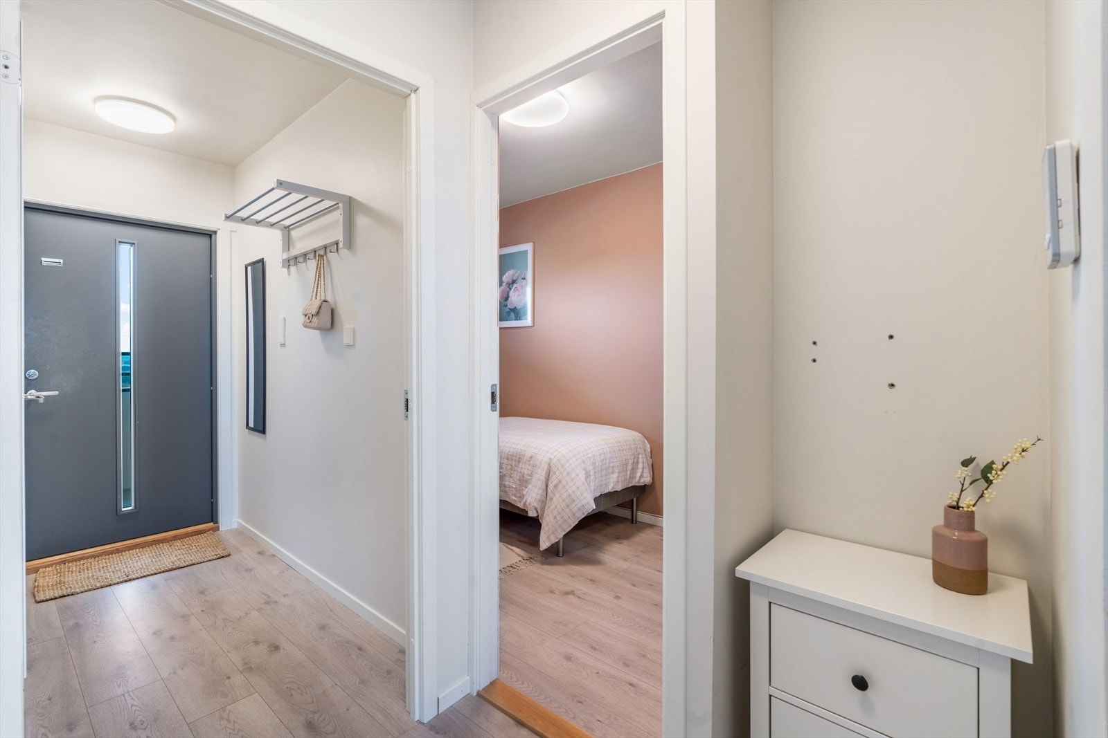 Leiligheten har et flott og nyere laminatgulv som både er stilrent og praktisk Galleribilde