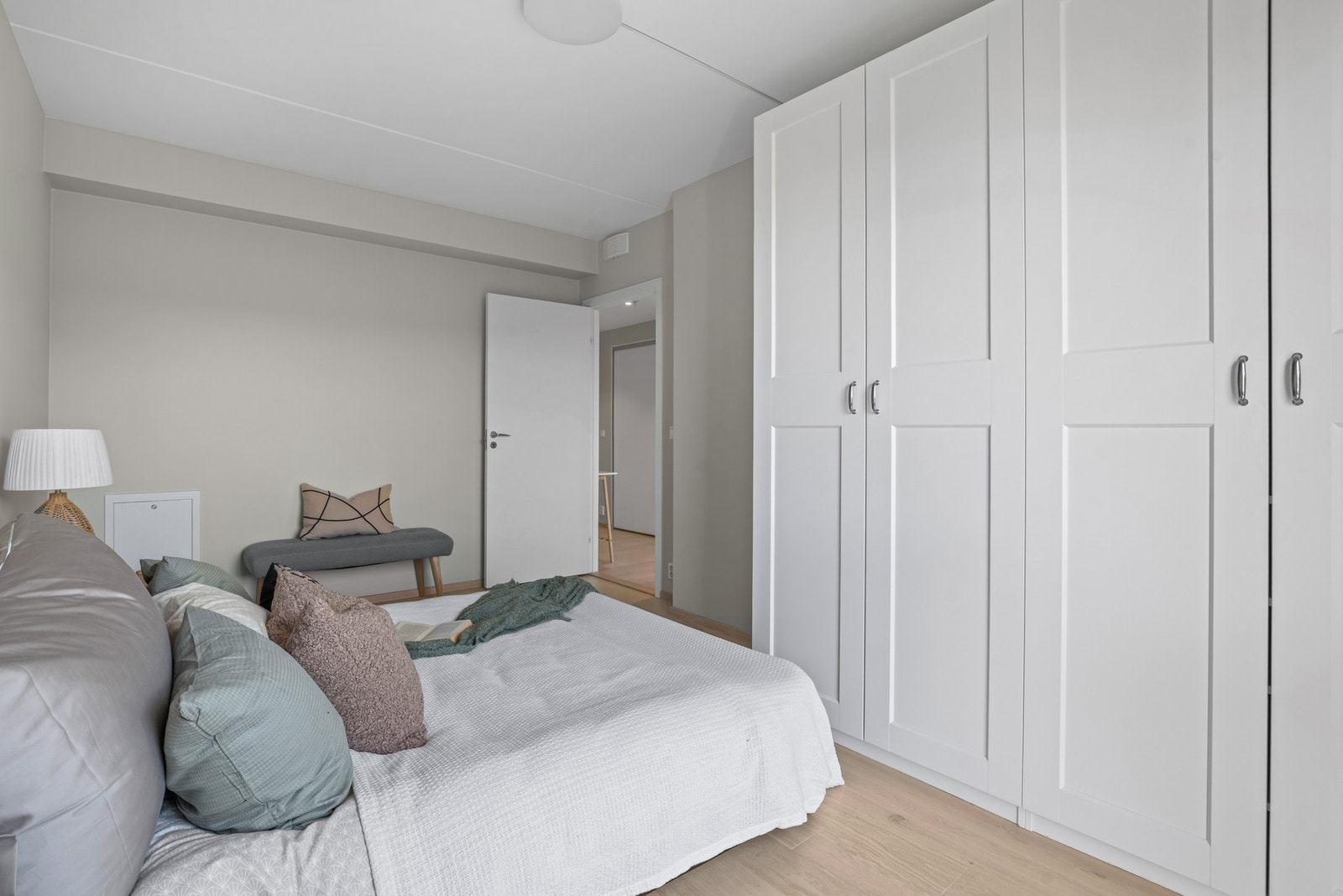 Romslig hovedsoverom med stor garderobe og god plass til dobbeltseng Galleribilde