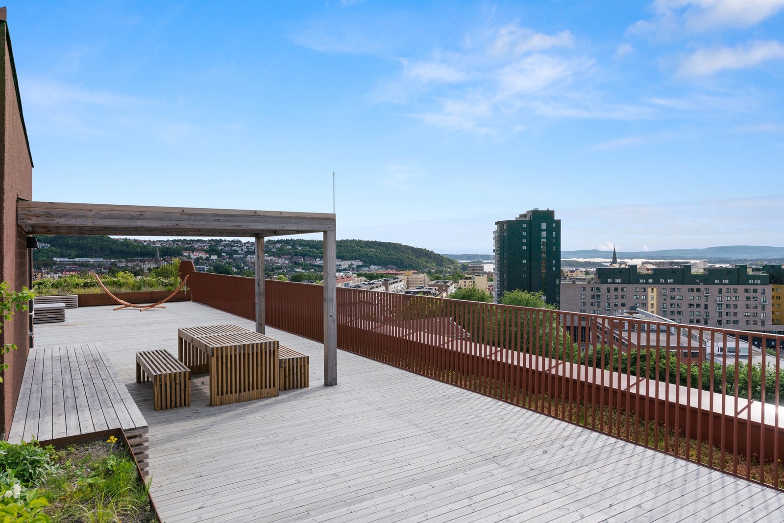 Felles takterrasse med sittegrupper og fantastisk utsikt over Oslo Galleribilde