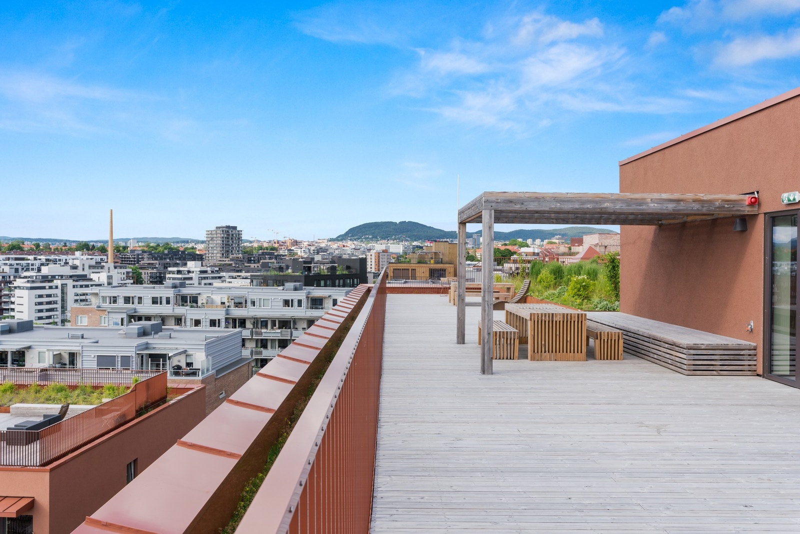 Felles takterrasse med sittegrupper og fantastisk utsikt over Oslo Galleribilde